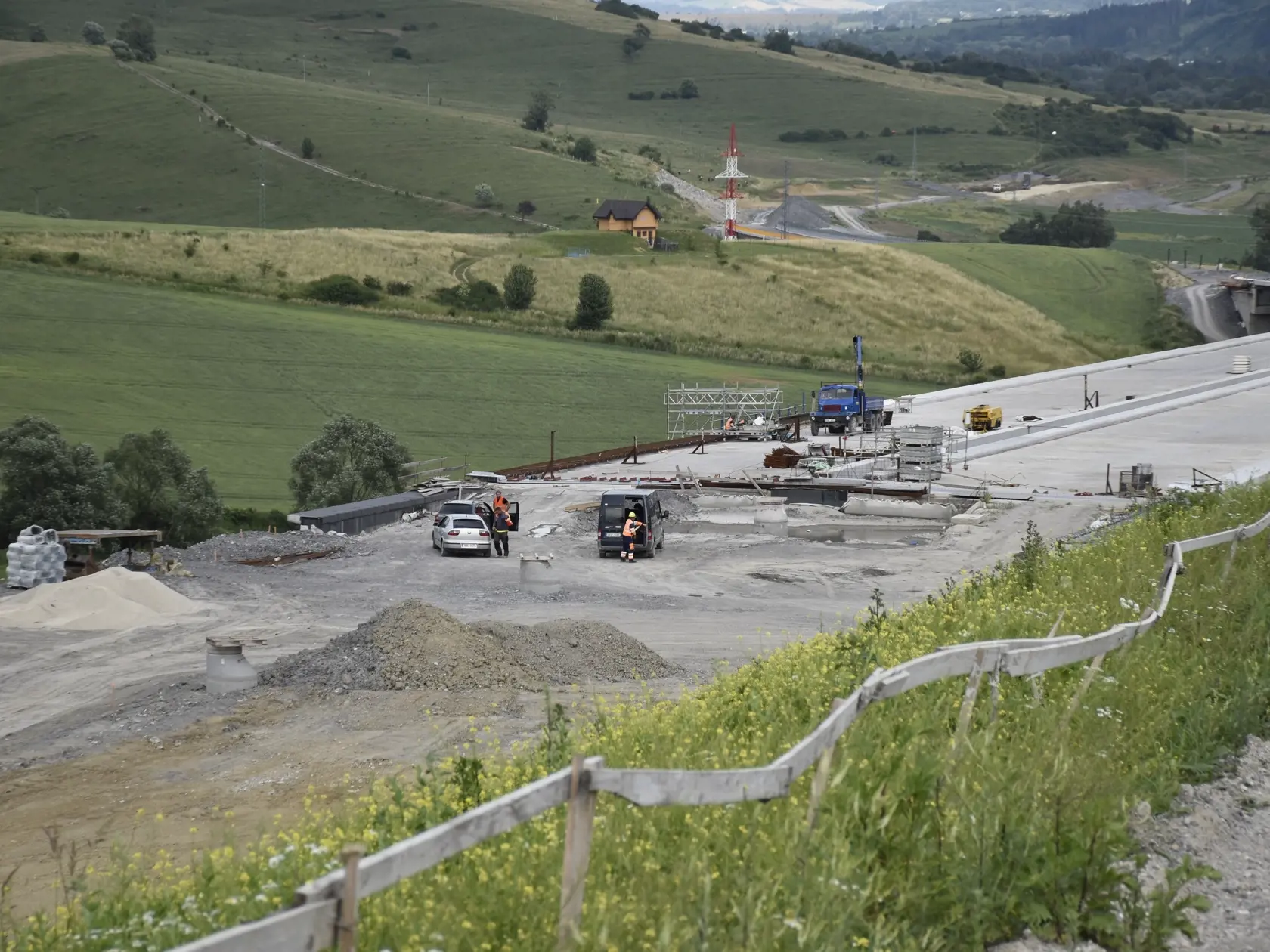 Diaľničné úseky Ivachnová – Hubová a Lietavská Lúčka – Dubná skala na severe Slovenska mali byť pôvodne sprejazdnené do konca roka 2023. Na snímke stavba diaľničného úseku Ivachnová - Hubová pri Ružomberku, 2. júla 2021.