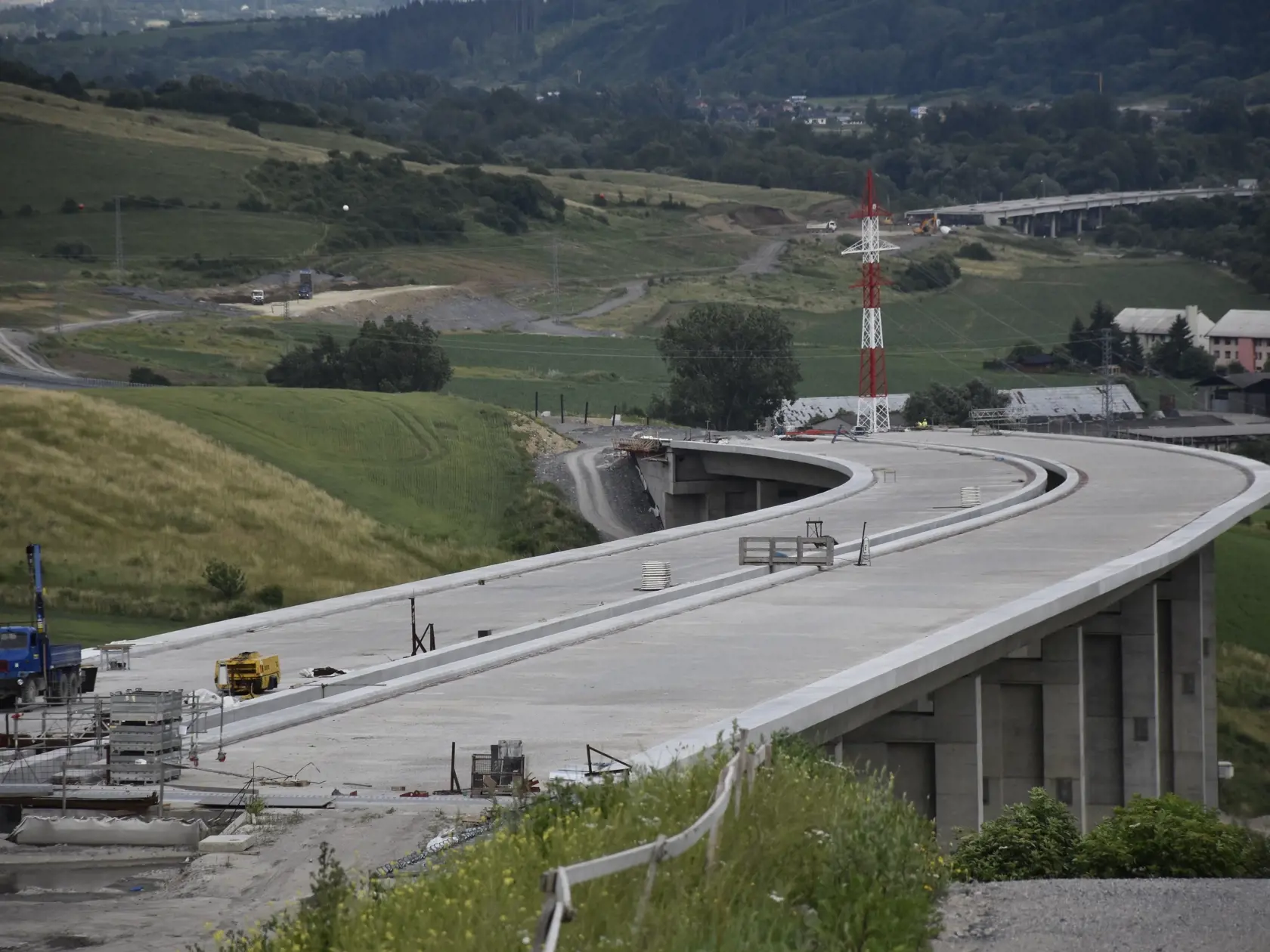 Diaľničné úseky Ivachnová – Hubová a Lietavská Lúčka – Dubná skala na severe Slovenska mali byť pôvodne sprejazdnené do konca roka 2023. Na snímke stavba diaľničného úseku Ivachnová - Hubová pri Ružomberku, 2. júla 2021.