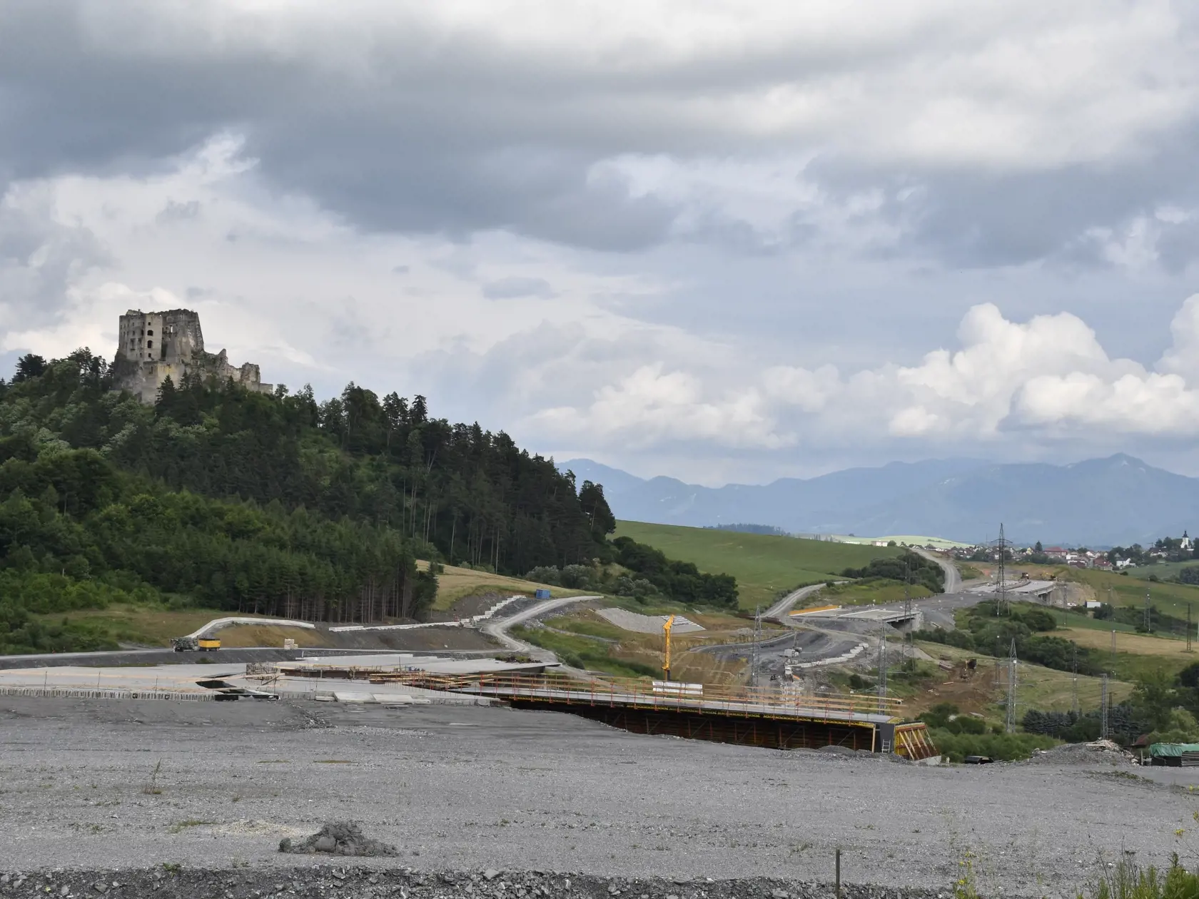 Diaľničné úseky Ivachnová – Hubová a Lietavská Lúčka – Dubná skala na severe Slovenska mali byť pôvodne sprejazdnené do konca roka 2023. Na snímke stavba diaľničného úseku Ivachnová - Hubová pri Ružomberku, 2. júla 2021.