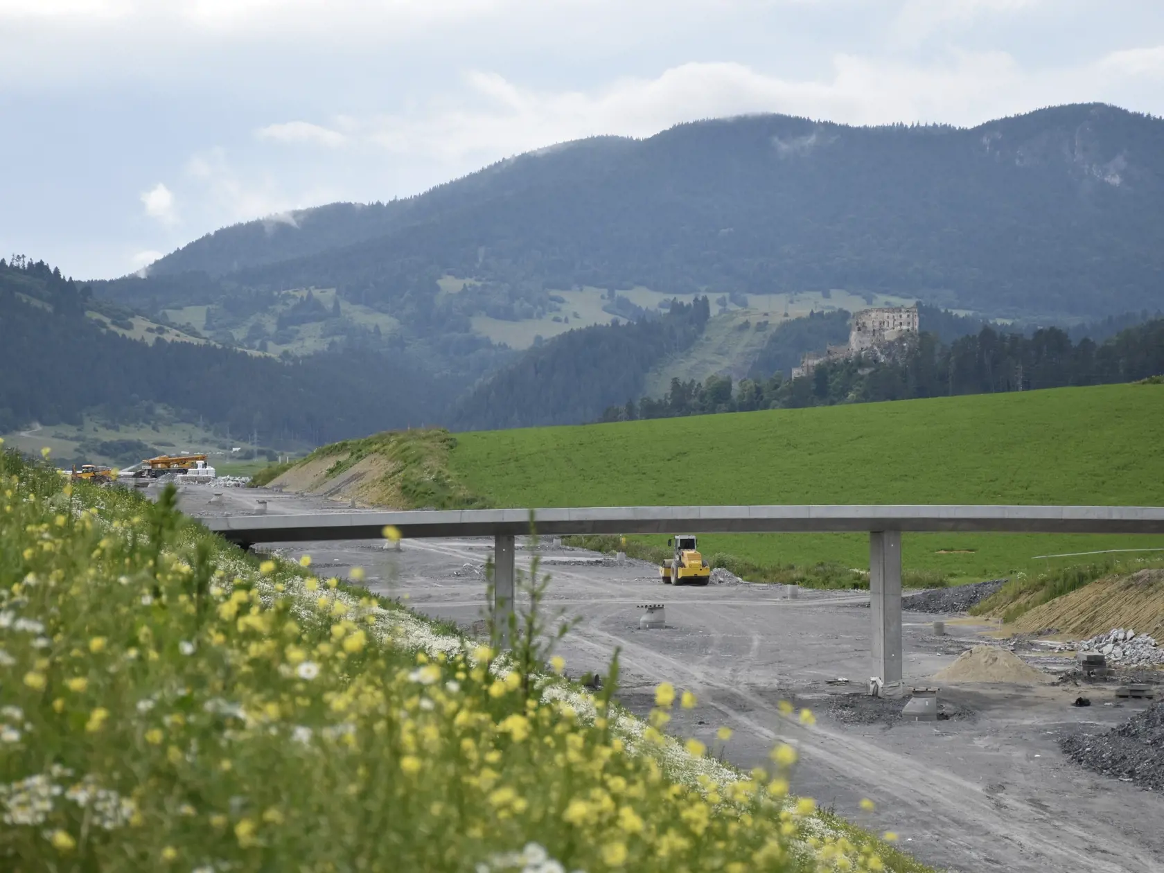 Diaľničné úseky Ivachnová – Hubová a Lietavská Lúčka – Dubná skala na severe Slovenska mali byť pôvodne sprejazdnené do konca roka 2023. Na snímke stavba diaľničného úseku Ivachnová - Hubová pri Ružomberku, 2. júla 2021.