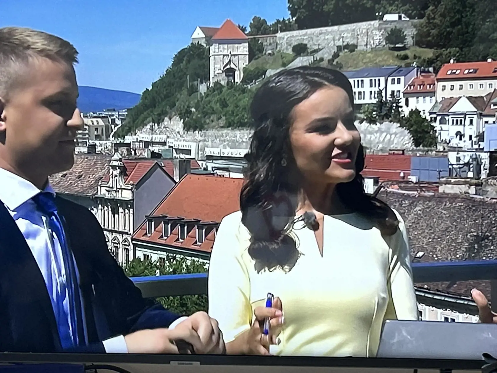 Ivana Zuzelková a Dominik Matulaj počas mimoriadnej relácie k inaugurácii prezidenta SR Petra Pellegriniho. Moderátorka zvolila svetložlté šaty.