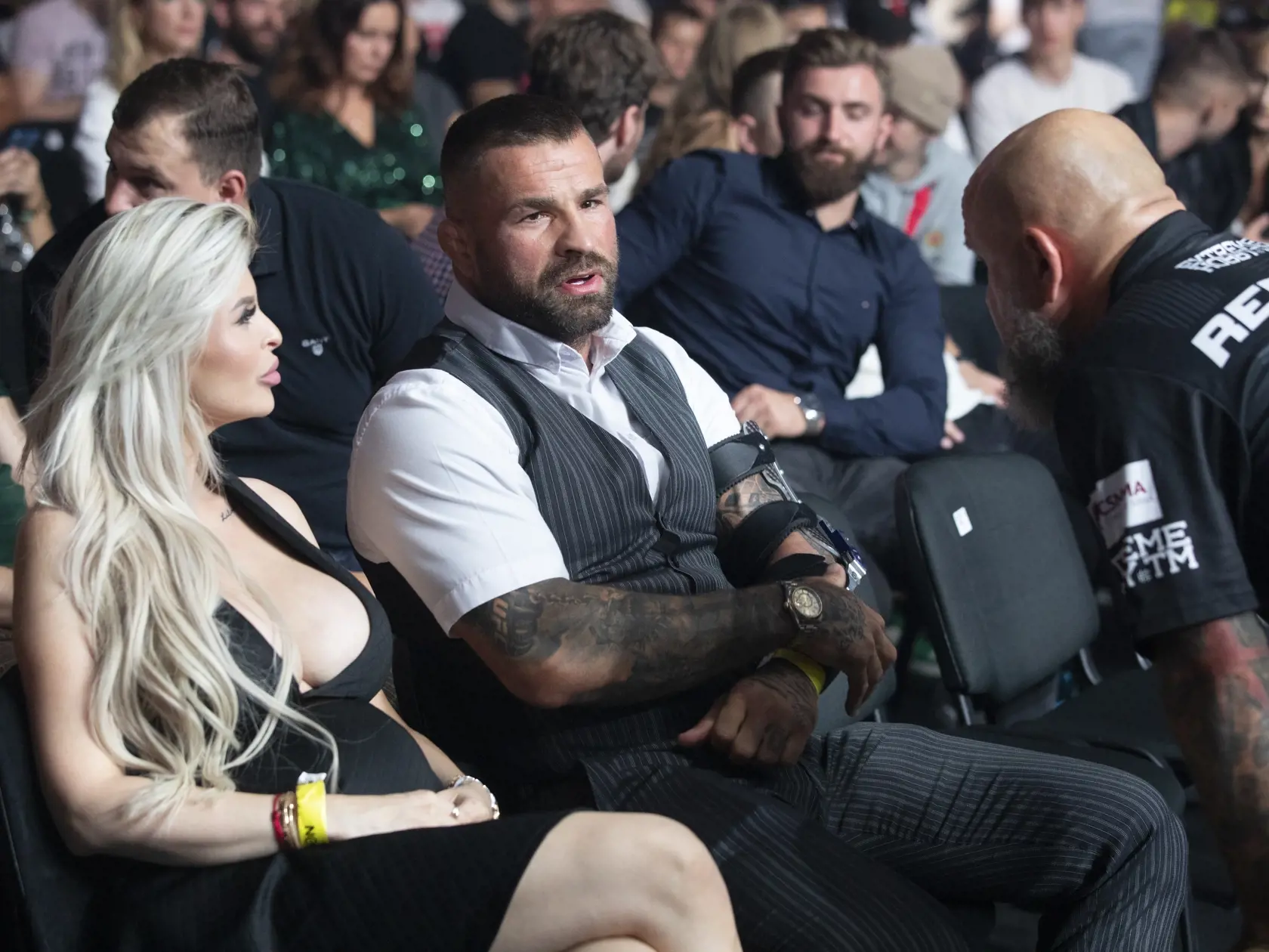 Na snímke je s český bojovník Karlos Vémola a jeho snúbenica slovenská playmate Lela Ceterová (vľavo) a snúbenica bojovníka Gábora Borarosa Monika Jakliová (vpravo).  Oktagon 27 MMA, najväčšia česko-slovenská organizácia turnajov bojových športov. Akcia sa uskutočnila na štadióne Ondreja nepelu v Bratislave.