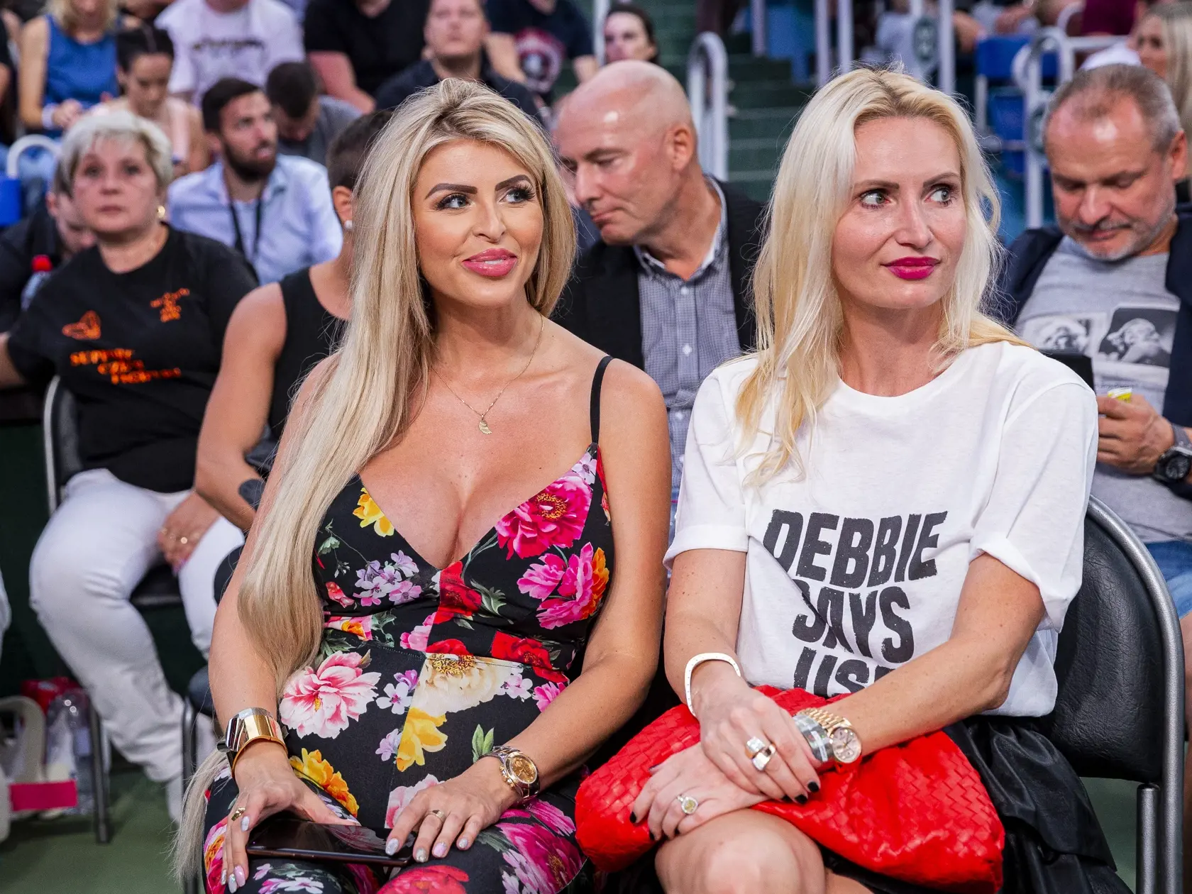 Na snímke tehotná priateľka Karlosa Vémolu, Lela Ceterová, v hľadisku počas súbojov v rámci turnaja Oktagon 13, ktorý sa konal pod holým nebom na pražskom ostrove Štvanica.