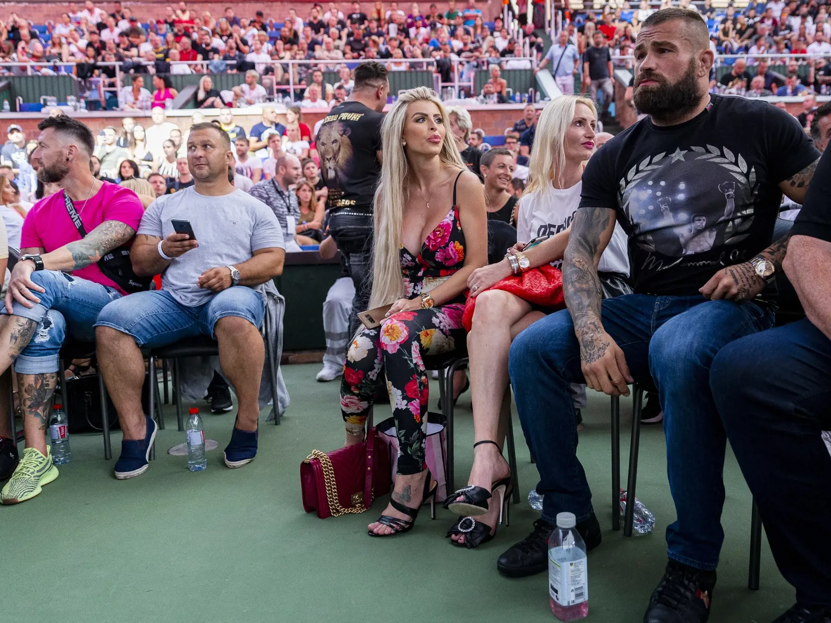 Na snímke tehotná priateľka Karlosa Vémolu, Lela Ceterová, v hľadisku počas súbojov v rámci turnaja Oktagon 13, ktorý sa konal pod holým nebom na pražskom ostrove Štvanica.