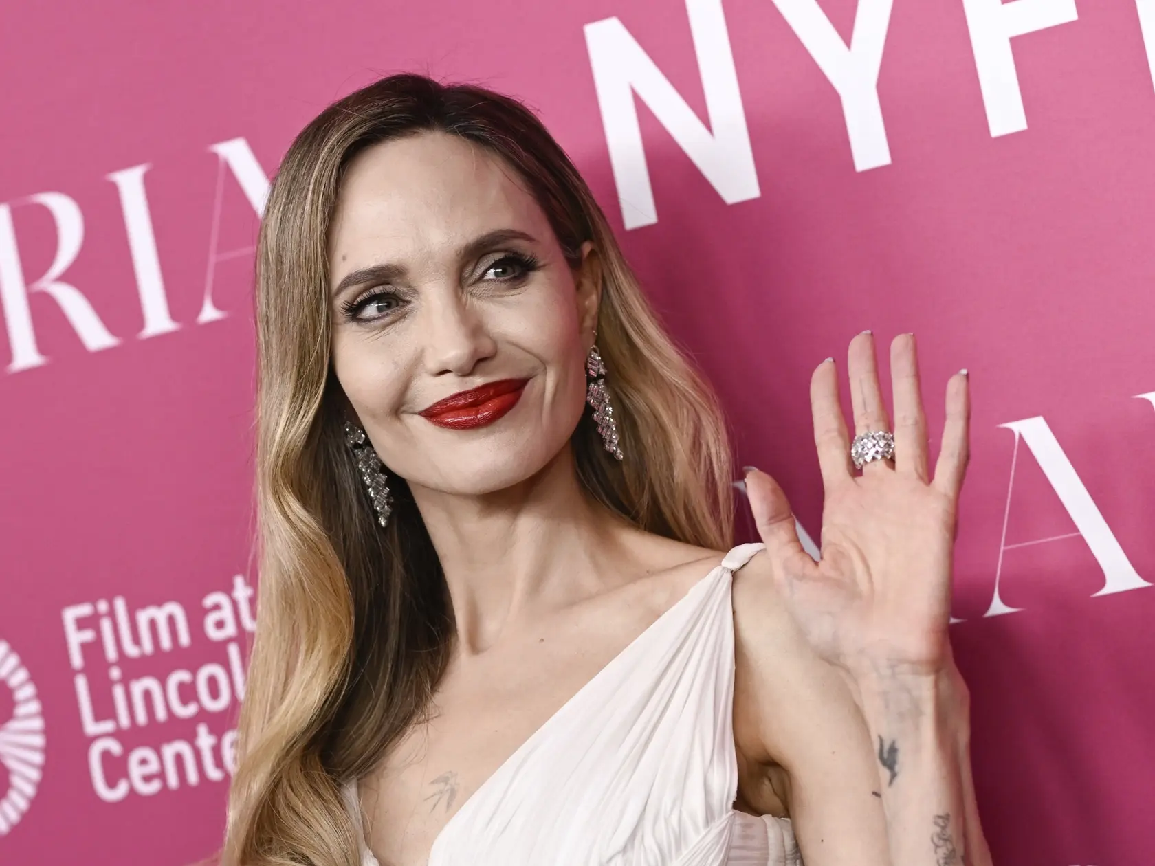Krásna Angelina Jolie si prechádza veľkou životnou zmenou. Herečka sa totiž musela zmieriť s tým, že jeden z jej synov sa rozhodol odsťahovať z domu.