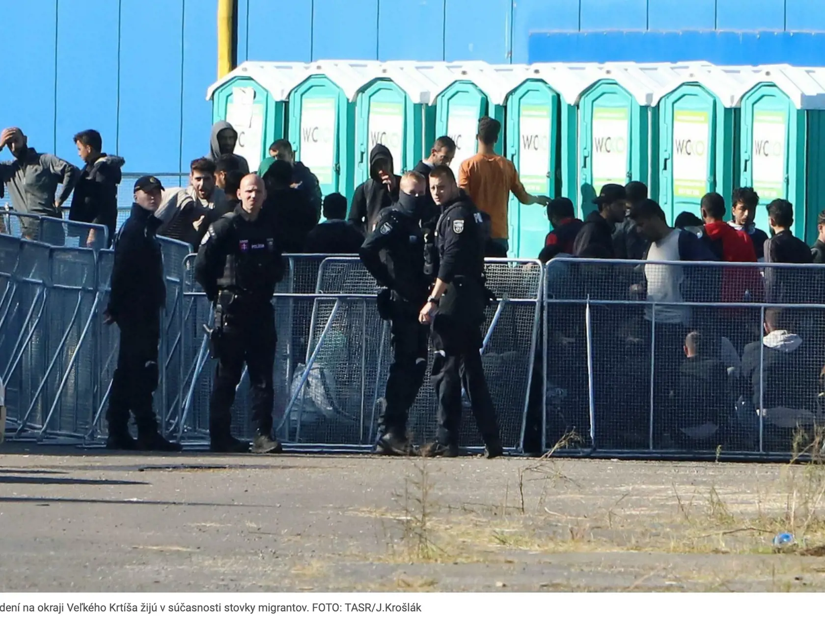 Bývalý europoslanec na sociálnej sieti zverejnil viacero fotografií priamo z hranice.
