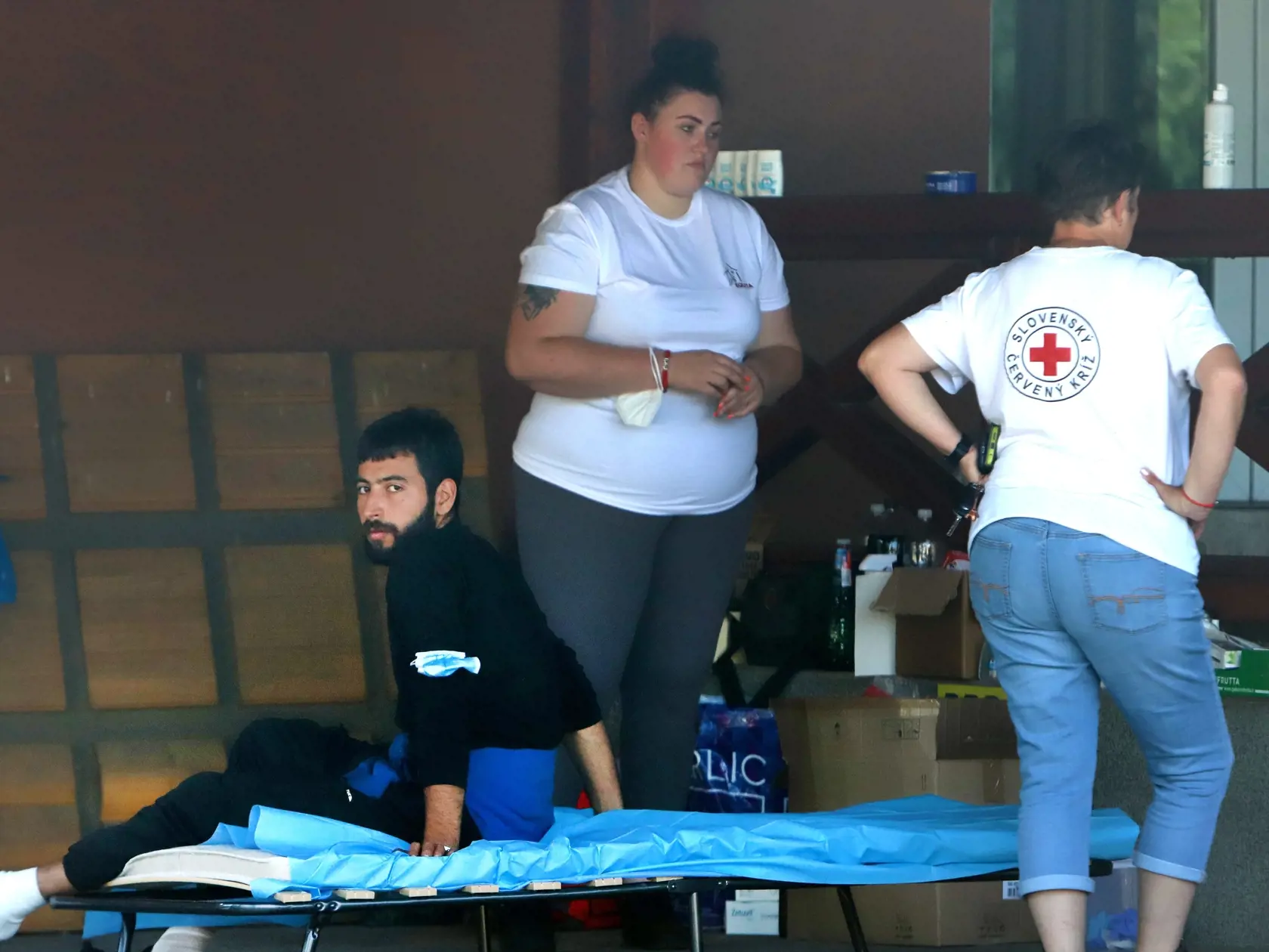 V okrese Veľký Krtíš bola vyhlásená mimoriadna situácia pre nárast neregulárnej migrácie. Tá umožní využiť legislatívne nástroje na efektívnejšie zaistenie potrebných procesov. Na snímke migrant v ošetrení pracovníkov Červeného kríža v záchytnom tábore pre migrantov v bývalom závode píla v meste Veľký Krtíš na juhu Slovenska v piatok 8. septembra 2023.