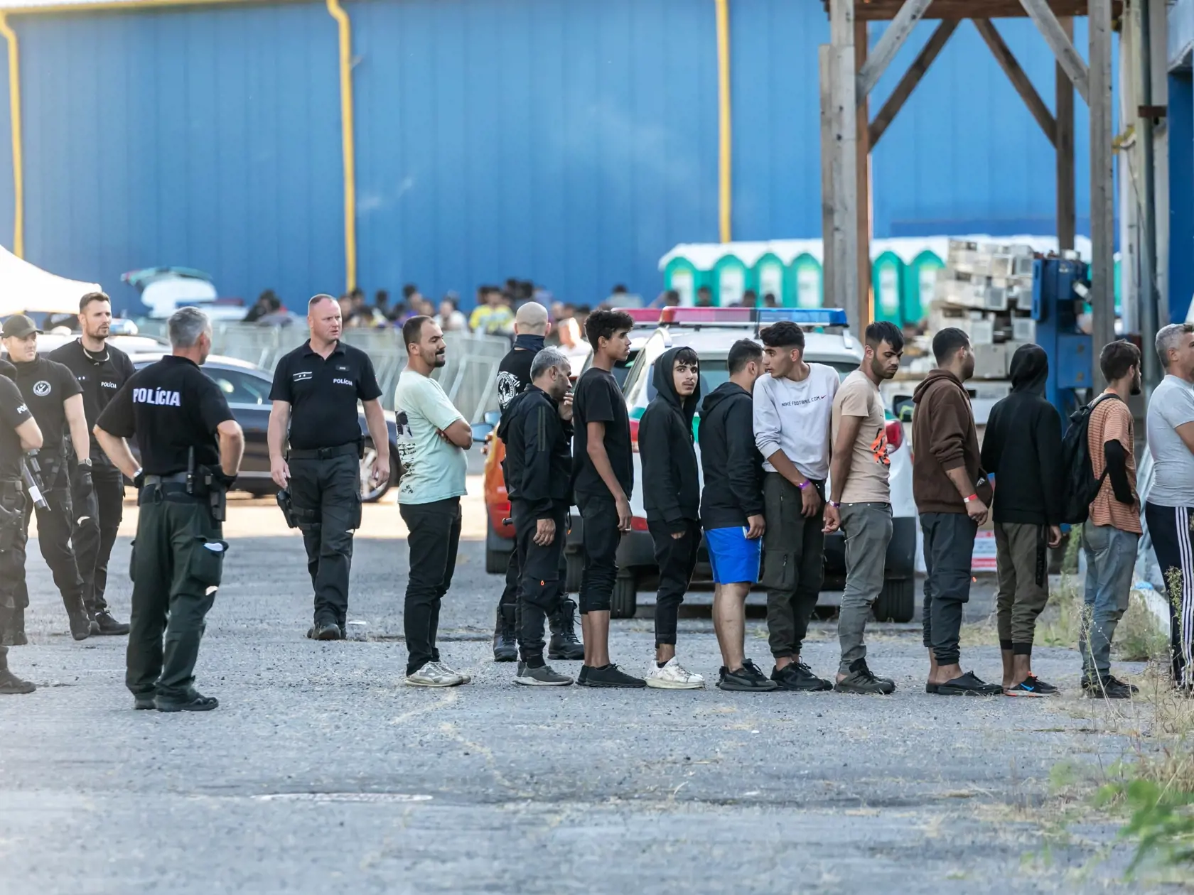 Na snímke záchytný tábor s nelegálnymi migrantmi vo Veľkom Krtíší. 