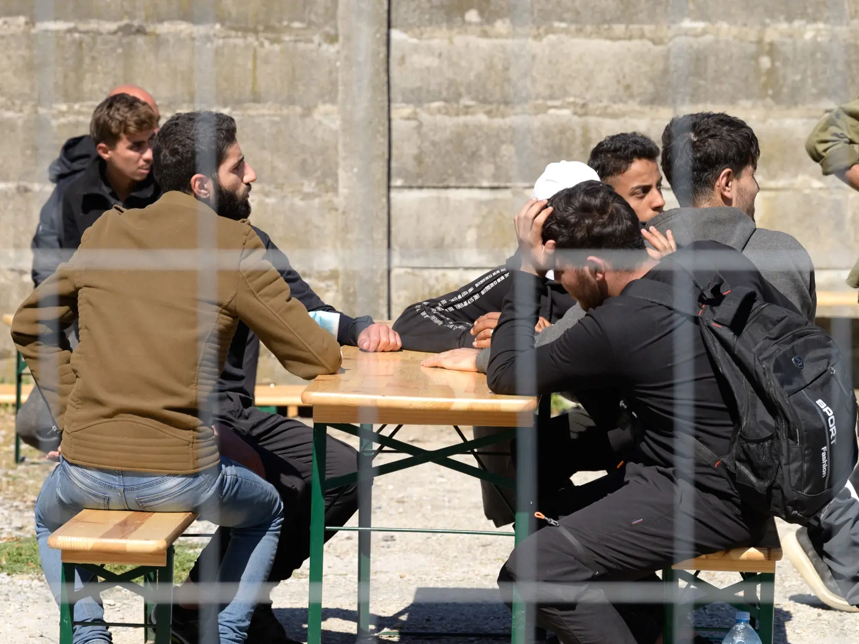 Na snímke nelegálni migranti, ktorí sú umiestnení v dočasnom pracovisku cudzineckej polície v priestoroch Okresného riaditeľstva Hasičského a záchranného zboru v Nových Zámkoch v utorok 5. septembra 2023. Migrantov, ktorí čakajú na registráciu na cudzineckej polícii, sem presunuli z centra mesta. FOTO TASR - Henrich Mišovič 
