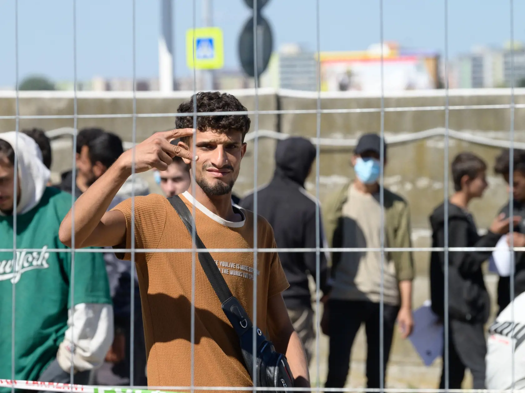 Na snímke nelegálni migranti, ktorí sú umiestnení v dočasnom pracovisku cudzineckej polície v priestoroch Okresného riaditeľstva Hasičského a záchranného zboru v Nových Zámkoch v utorok 5. septembra 2023. Migrantov, ktorí čakajú na registráciu na cudzineckej polícii, sem presunuli z centra mesta. FOTO TASR - Henrich Mišovič 