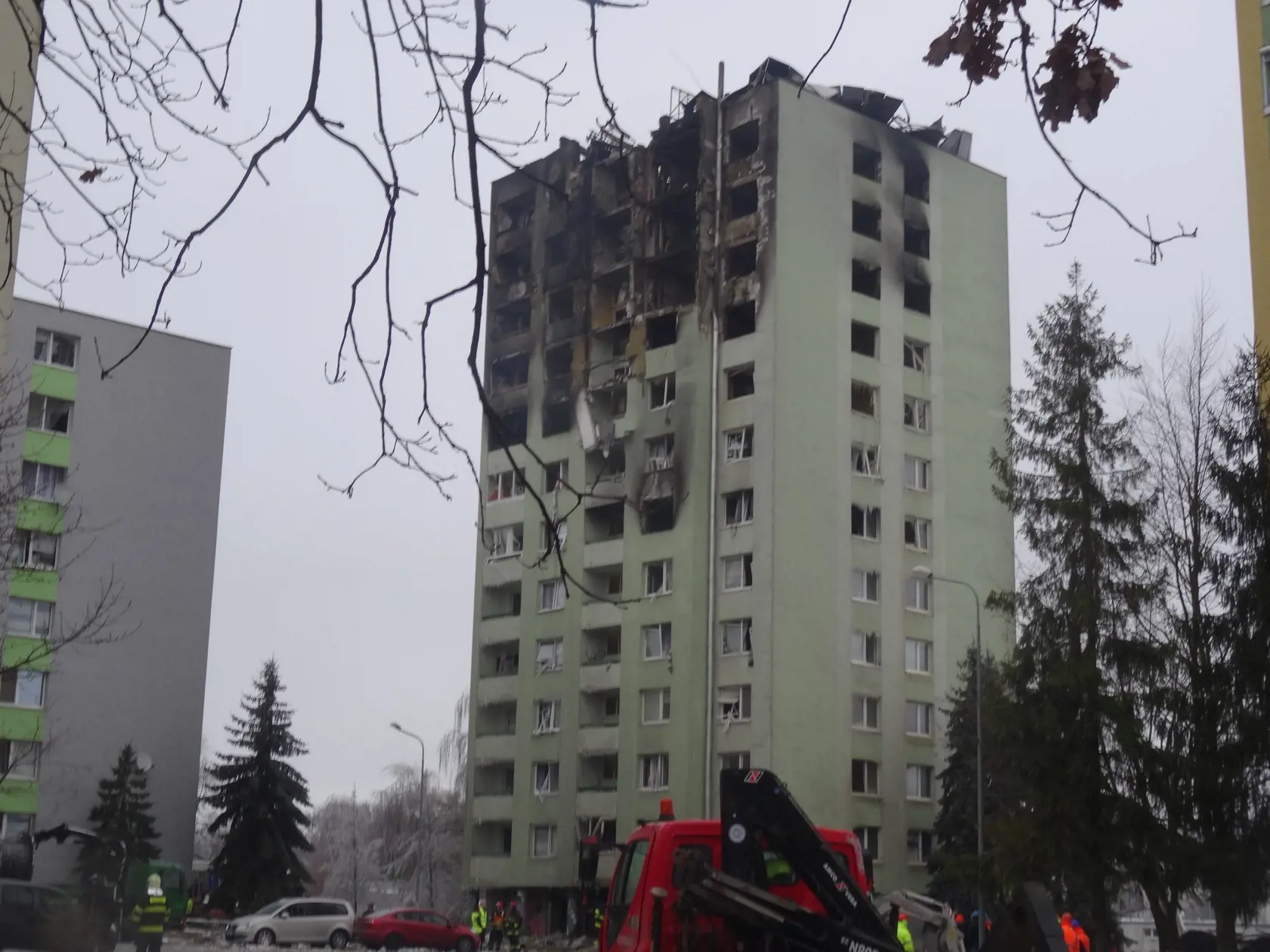Na mieste výbuchu sa dnes intenzívne pracovalo na mieste boli všetky záchranné zložky.