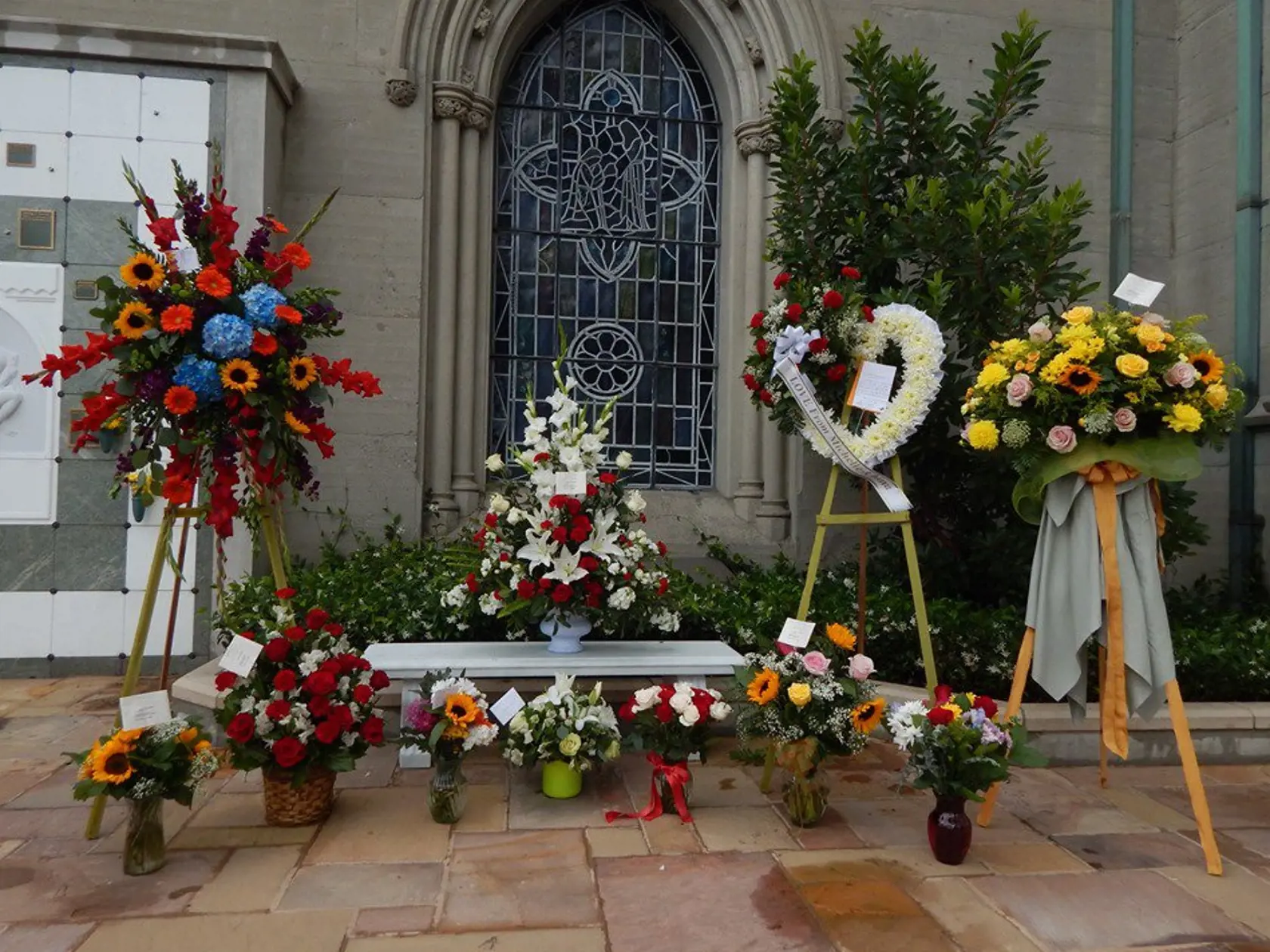 Michael Jackson bol pochovaný na cintoríne Forest Lawn Memorial Park, ktorý je od Los Angeles vzdialený viac než 5 kilometrov. Aj napriek tomu, že je pre verejnosť uzavretý a neustále strážený, sa jeho rodina rozhodla pre zásadný krok. Kráľa popu pochovali v zlatej rakve do betónovej hrobky, v ktorej sú nainštalované špeciálne senzory pohybu.