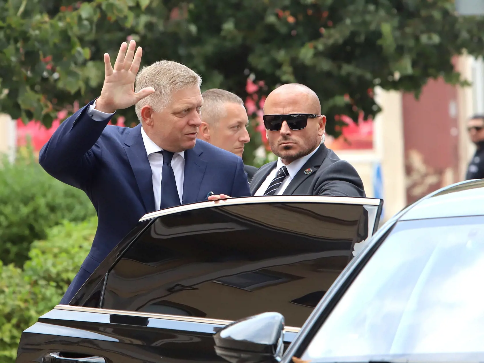 Predseda vlády SR Robert Fico (Smer-SD) absolvoval regionálny výjazd v Handlovej. Zúčastnil sa na slávnostnom prestrihnutí pásky pri otvorení zrekonštruovaných priestorov školy, neskôr navštívil výrobný závod na chov sladkovodných rýb AGRO Rybia farma, ktorý vznikol v rámci transformácie uhoľného regiónu a zamestnáva bývalých baníkov. Na záver návštevy sa stretol s primátorkou Handlovej Silviou Grúberovou. Na snímke predseda vlády SR Robert Fico počas  návštevy v Handlovej 6. septembra 2024. FOT