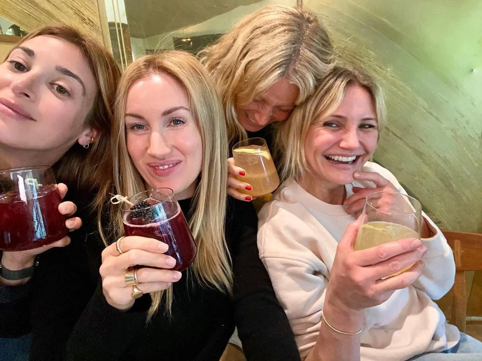 Aj Gwyneth paltrow prepadla zelerovému hitu. Zeleniové šťavy milujú tiež jej kamošky, na foto u Gwyneth doma je Cameron Diaz.