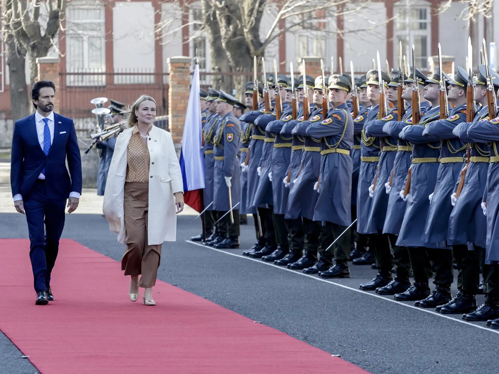 Na snímke zľava podpredseda vlády a minister obrany SR Robert Kaliňák a ministerka obrany ČR Jana Černochová počas privítania pri príležitosti oficiálnej návštevy českej ministerky obrany na Slovensku v Bratislave 6. marca 2025. 