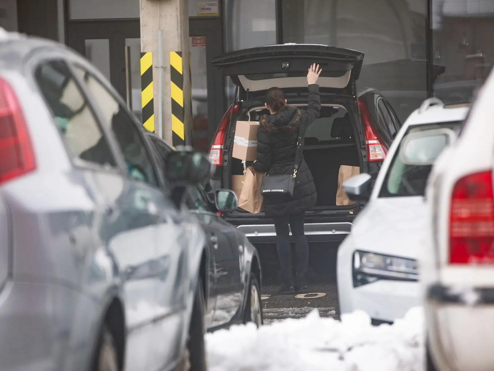 Na snímke je Mária Trošková pred bytovým domom v Bratislave na ulici Ondreja Štefanka, kde bývalá štátna radkyňa býva.