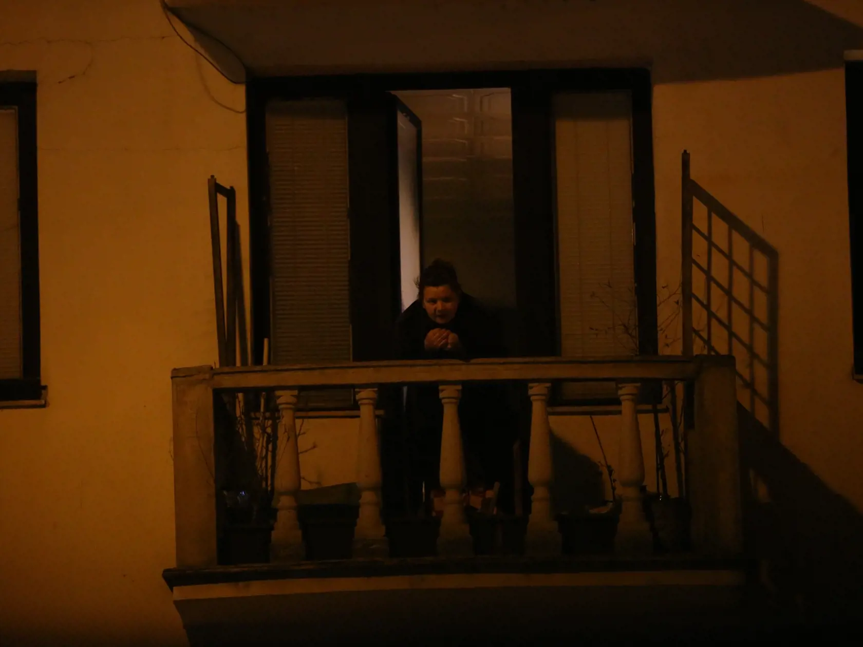 Mama Troškovej na balkóne svojho domu.