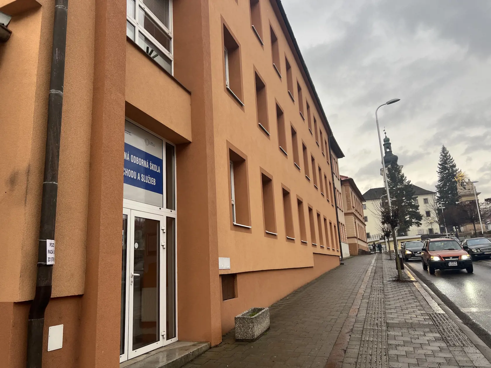 Škola sa zatvára postupne. Znamená to, že žiaci, ktorí už študujú, budú môcť svoje vzdelanie dokončiť, ale nových študentov už škola prijímať nebude. S ukončením posledného ročníka škola definitívne prestane existovať.

