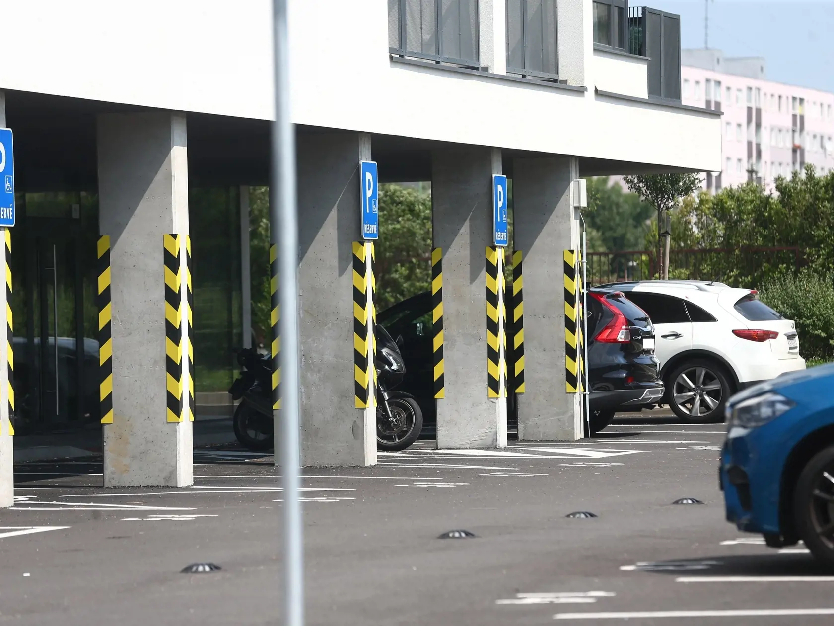 Bývala Ficova asistentka kvôli "poslíčkom" preparkovala svoje luxusné auto