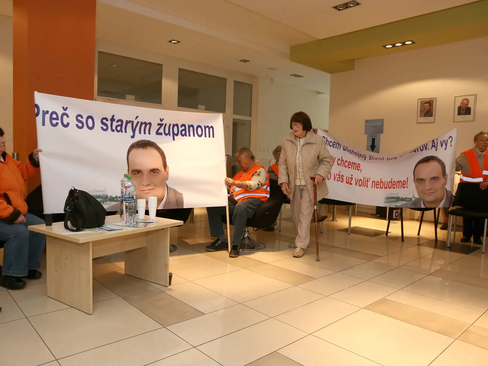 Politika: Protest dôchodcov v priestoroch bratislavského samosprávneho kraja počas zasadnutia VÚC.