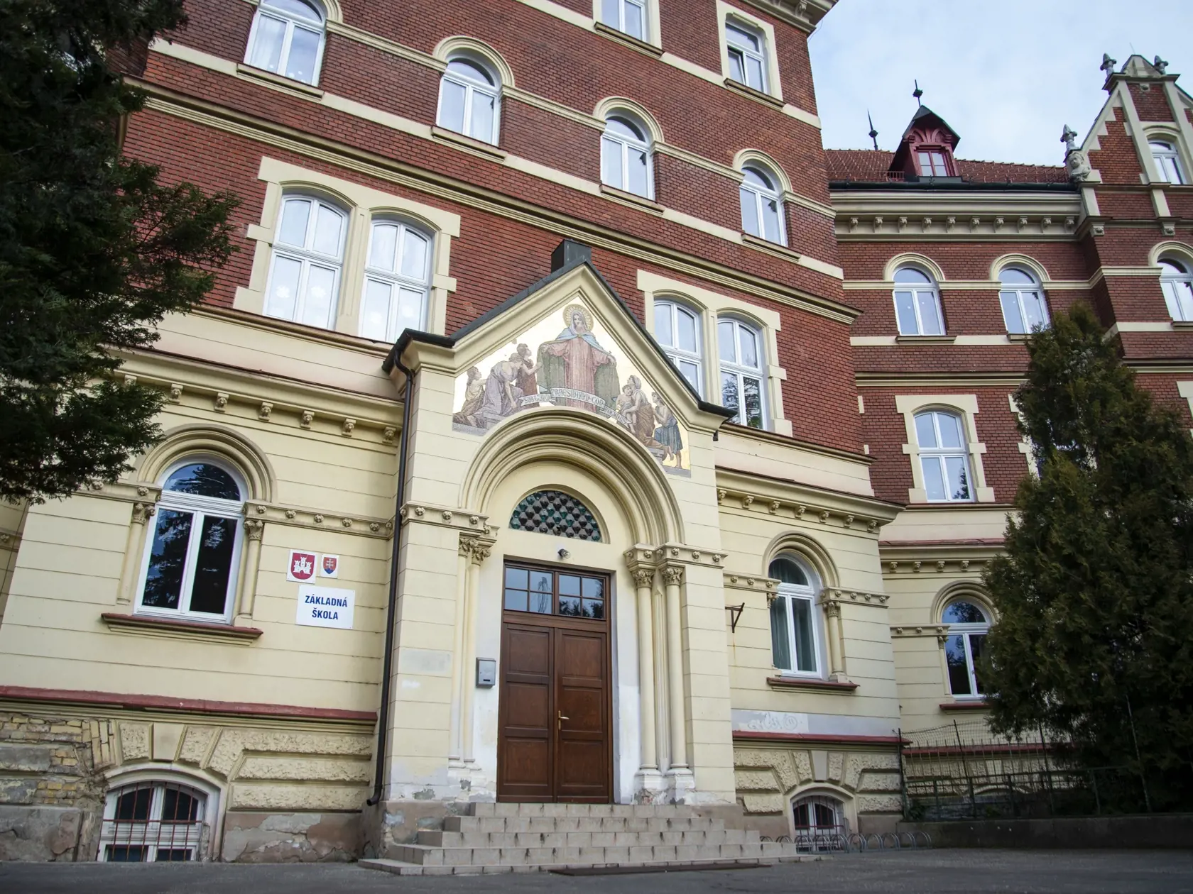 Bratislavské Staré Mesto pre nový koronavírus uzatvára preventívne od pondelka (9. 3.) Základnú školu (ZŠ) Hlboká. Dôvodom je, že niektorí žiaci sa dostali do priameho kontaktu s potvrdenými infikovanými osobami. Na škole bude výchovno-vzdelávací proces prerušený do 18. marca 2020. Na snímke ZŠ Hlboká 9. marca 2020 v Bratislave. FOTO TASR - Jakub Kotian