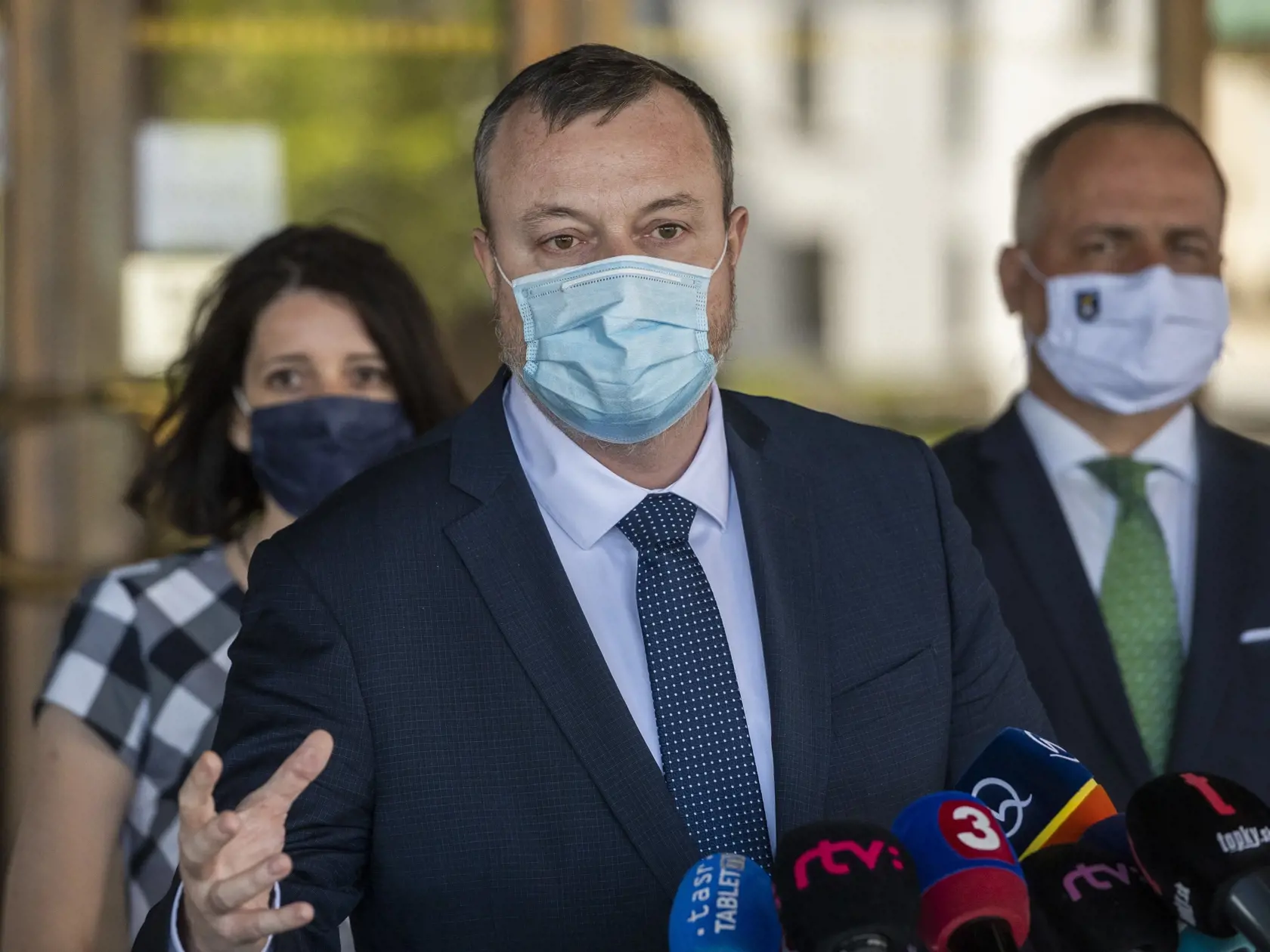 Na snímke zľava predsedníčka Výboru NR SR pre sociálne veci Jana Žitňanská (Za ľudí), minister práce, sociálnych vecí a rodiny SR Milan Krajniak (Sme rodina) a predseda Bratislavského samosprávneho kraja Juraj Droba počas tlačovej konferencie po rokovaní Výboru NR SR pre sociálne veci počas 6. rokovania NRSR v Bratislave 23. apríla 2020. FOTO TASR - Jaroslav Novák