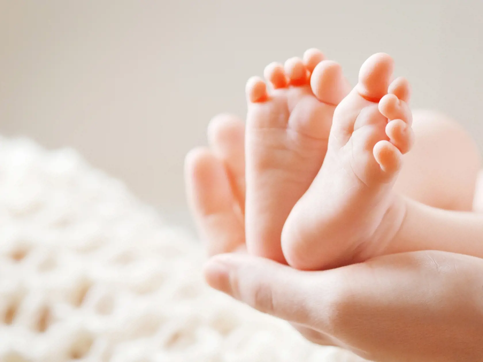 Baby,Feet,In,Mother,Hands.,Mom,And,Her,Child.,Happy