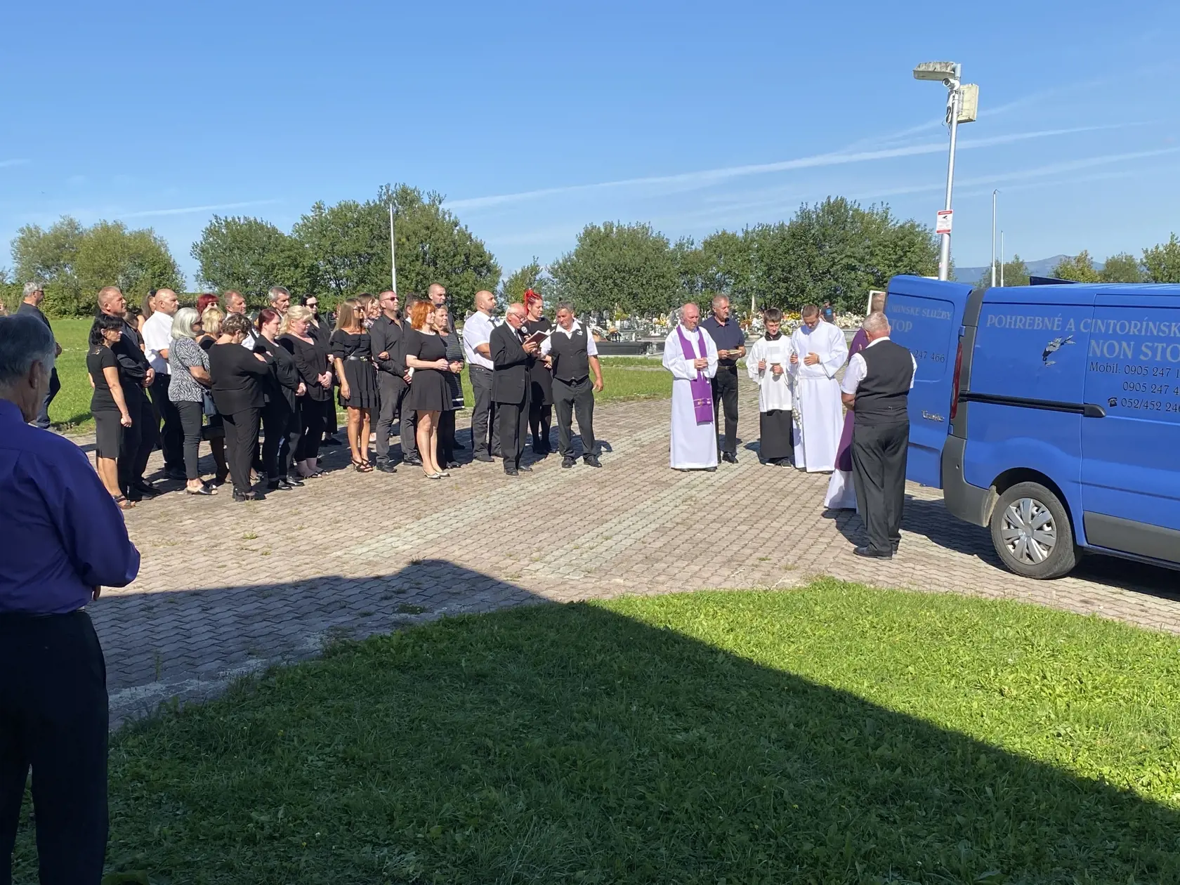Posledná rozlúčka - vyprevadenie truhly, ktorú pohrebné auto odviezlo na spopolnenie do krematória.