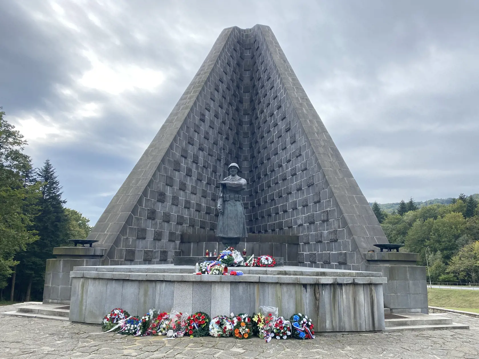 Pri príležitosti 70. výročia Karpatsko-duklianskej operácie umiestnili v areáli Pamätníka československého armádneho zboru meleckú kópiu pôvodnej sochy čs. vojaka.