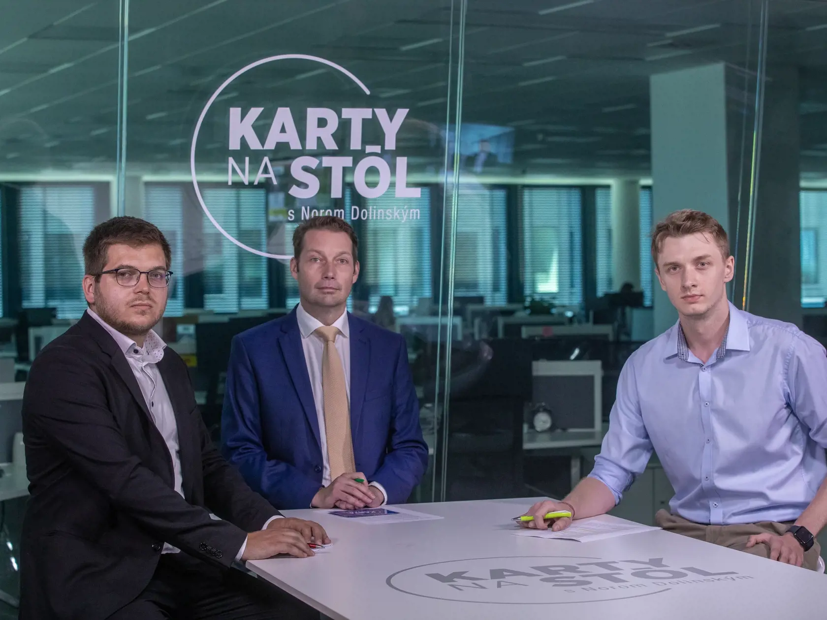 Na snímke je Podpredseda Mladých sociálnych demokratov a člen predsedníctva strany SMER-SD Igor Melicher, moderátor relácie Karty na Stôl Noro Dolinský a predseda mladežníckej organizácie Mladí SaSkári Ladislav Kuna.