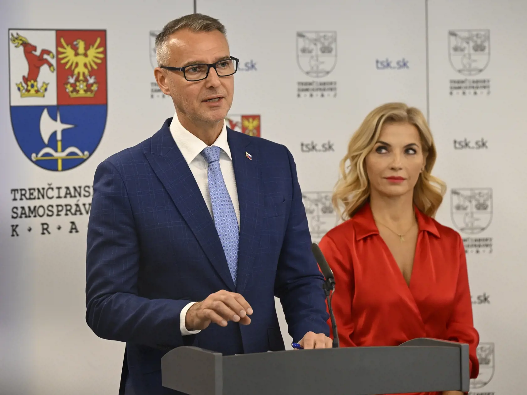 Na snímke zľava minister informatizácie a regionálneho rozvoja SR Richard Raši (Hlas-SD) a ministerka kultúry SR Martina Šimkovičová (nominantka SNS) hovoria k novinárom počas tlačovej konferencie po skončení výjazdového rokovania vlády SR, 12. decembra 2023 v Trenčíne.