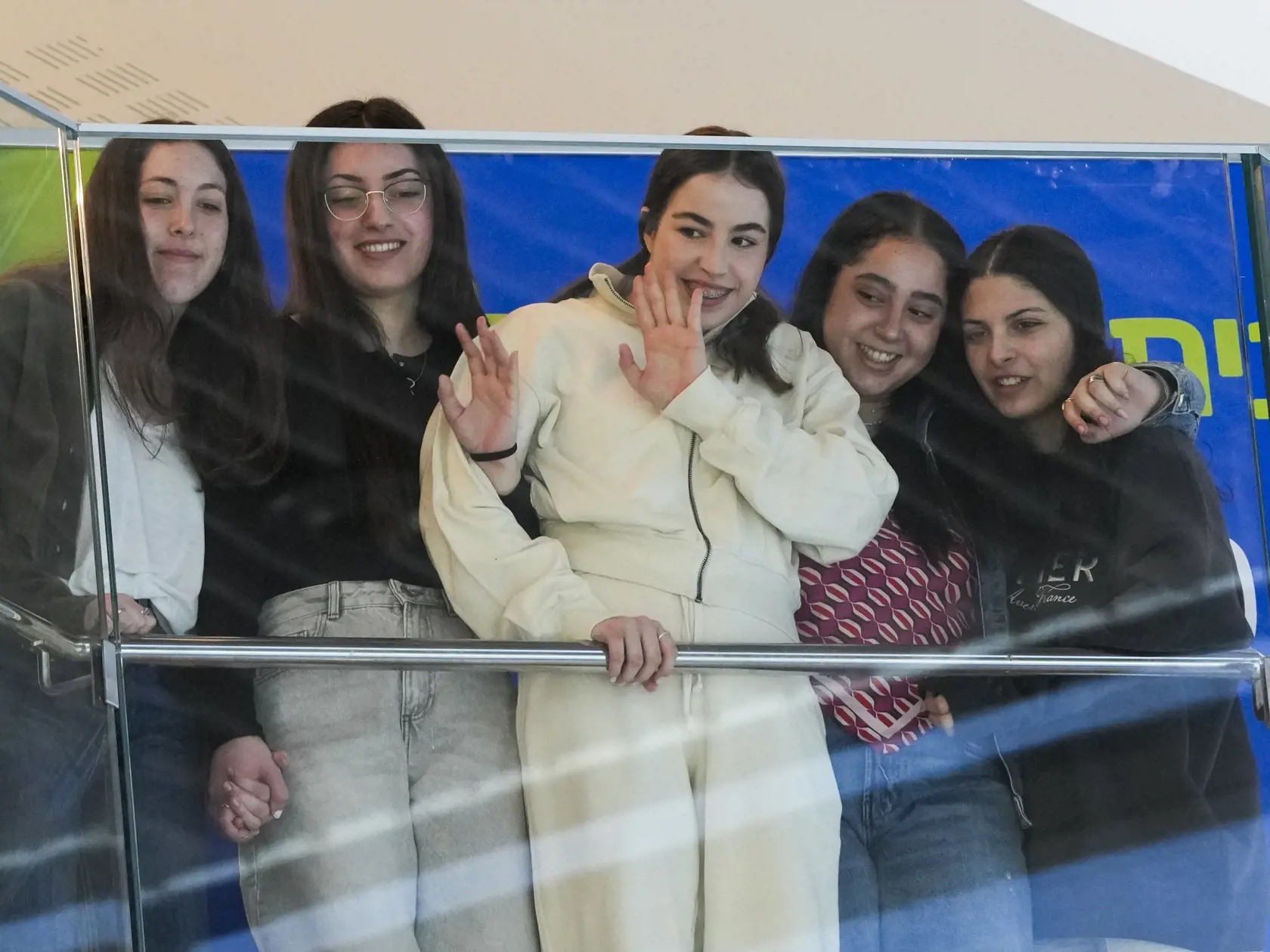 Päť bývalých izraelských rukojemníčok nedávno prepustených zo zajatia Hamasu sprava Daniella Gilboaová, Liri Albagová, Agam Bergerová, Karina Arievová a Naama Levyová počúvajú koncert v nemocnici, kde sa zotavujú v izraelskej Petach Tikve v utorok 4. februára 2025.