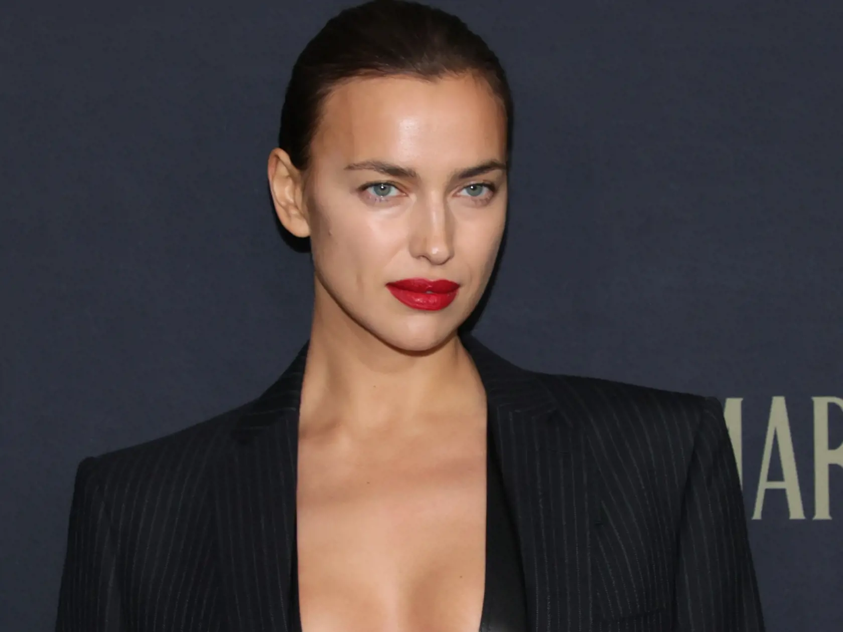Shayková sa nepostarala o rozruch len svojou účasťou na premiére filmu, ale najmä svojím outfitom. Sexi Ruska totiž prišla s odhalenými prsami a opäť bola stredobodom pozornosti.