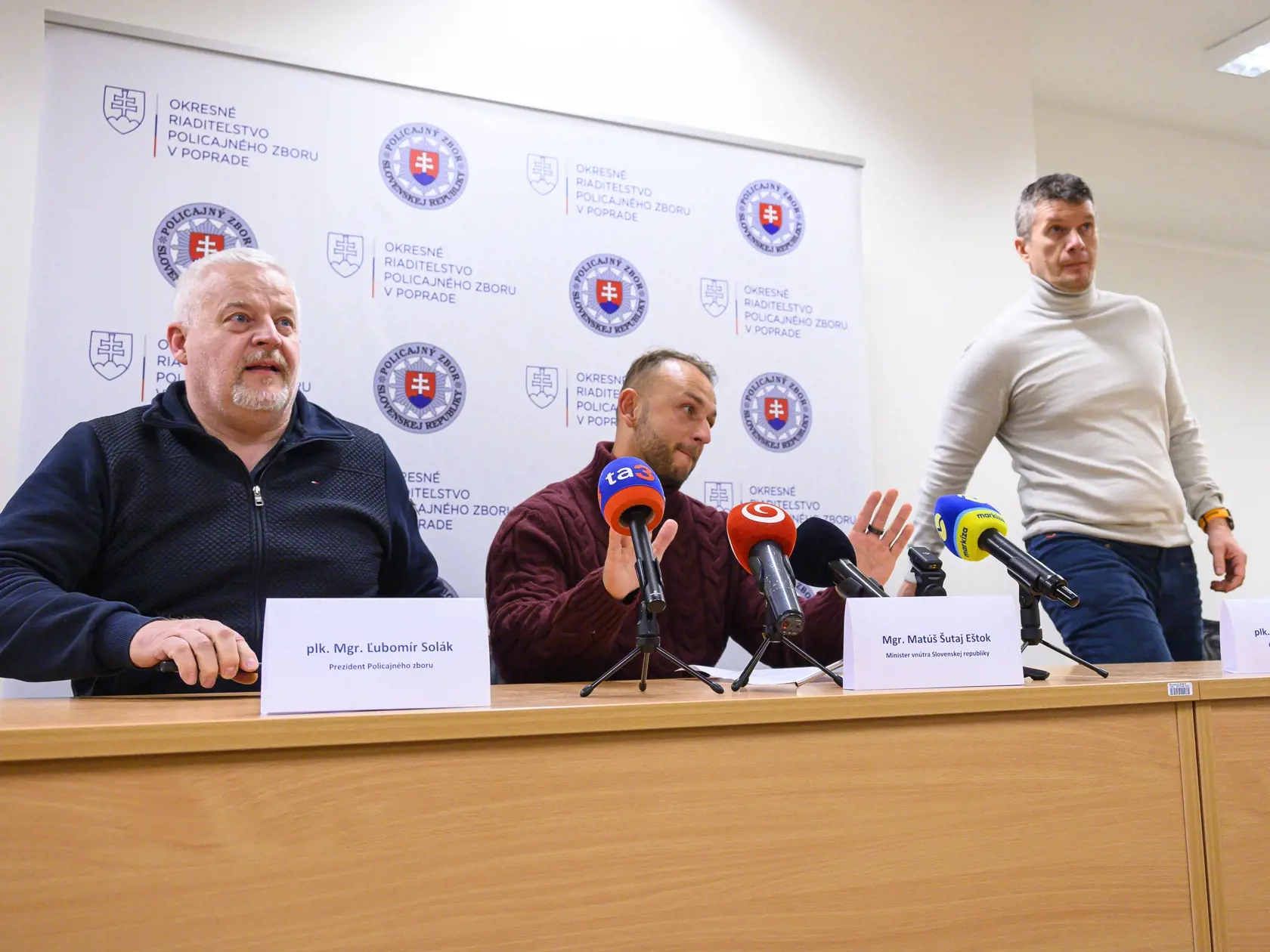 Na snímke sprava riaditeľ Úradu inšpekčnej služby Branislav Zurian, minister vnútra SR Matúš Šutaj Eštok (HLAS-SD) a policajný prezident Ľubomír Solák počas mimoriadneho vyhlásenia k aktuálnej situácii v Poprade 18. januára 2025. V súvislosti s tragédiou v Spišskej Starej Vsi končí vo funkcii prezident Policajného zboru (PZ) Ľubomír Solák. Rovnako s okamžitou platnosťou bude odvolaný riaditeľ Obvodného oddelenia PZ v Spišskej Starej Vsi. FOTO TASR - Michal Svítok