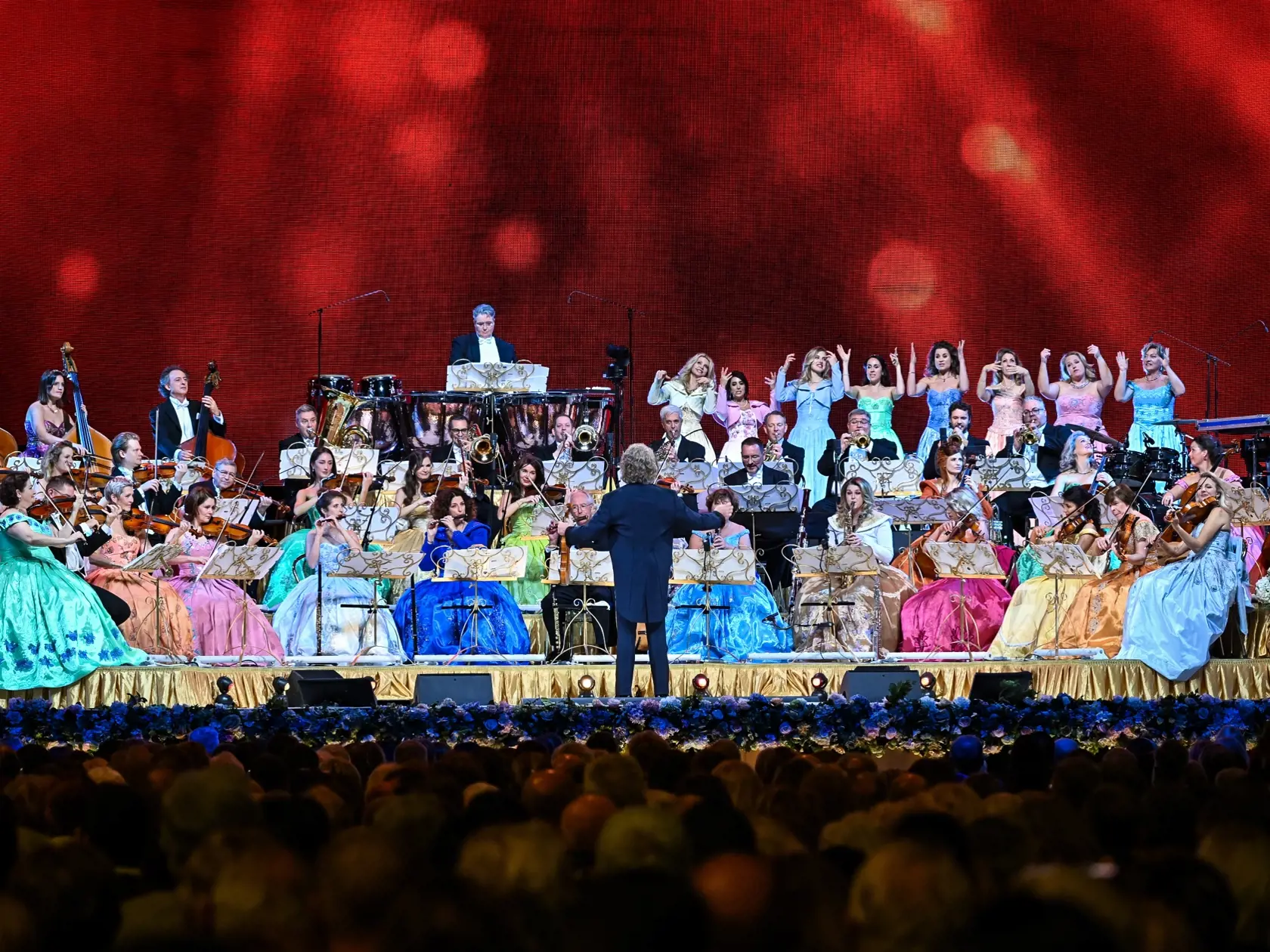 Na snímke svetoznámy holandský huslista a dirigent André Rieu (uprostred) počas koncertu so 60-členným orchestrom Johanna Straussa v Bratislave 7. novembra 2024. FOTO TASR - Pavol Zachar