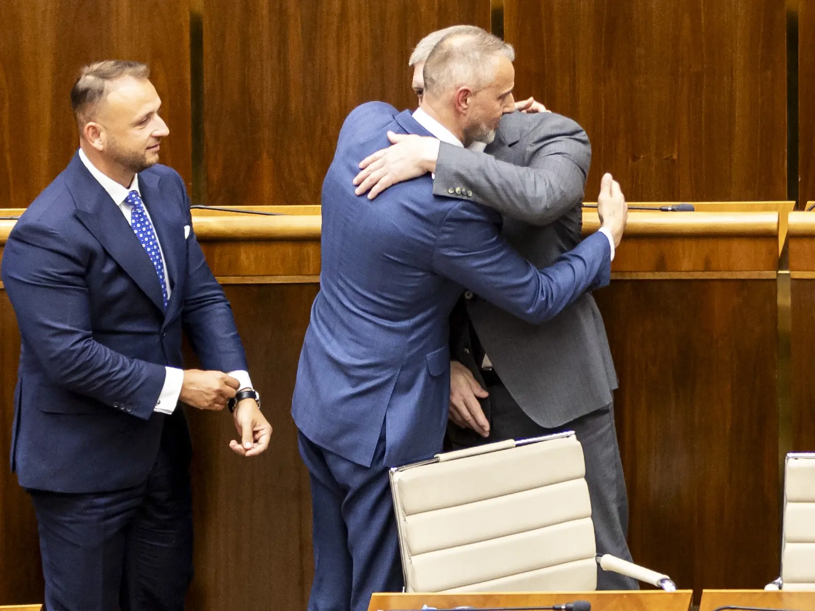 Tajná voľba Richarda Rašiho (Hlas) za predsedu NR SR. Na snímke je Richard Raši, Matúš Šutaj Eštok a Robert Fico. 
 