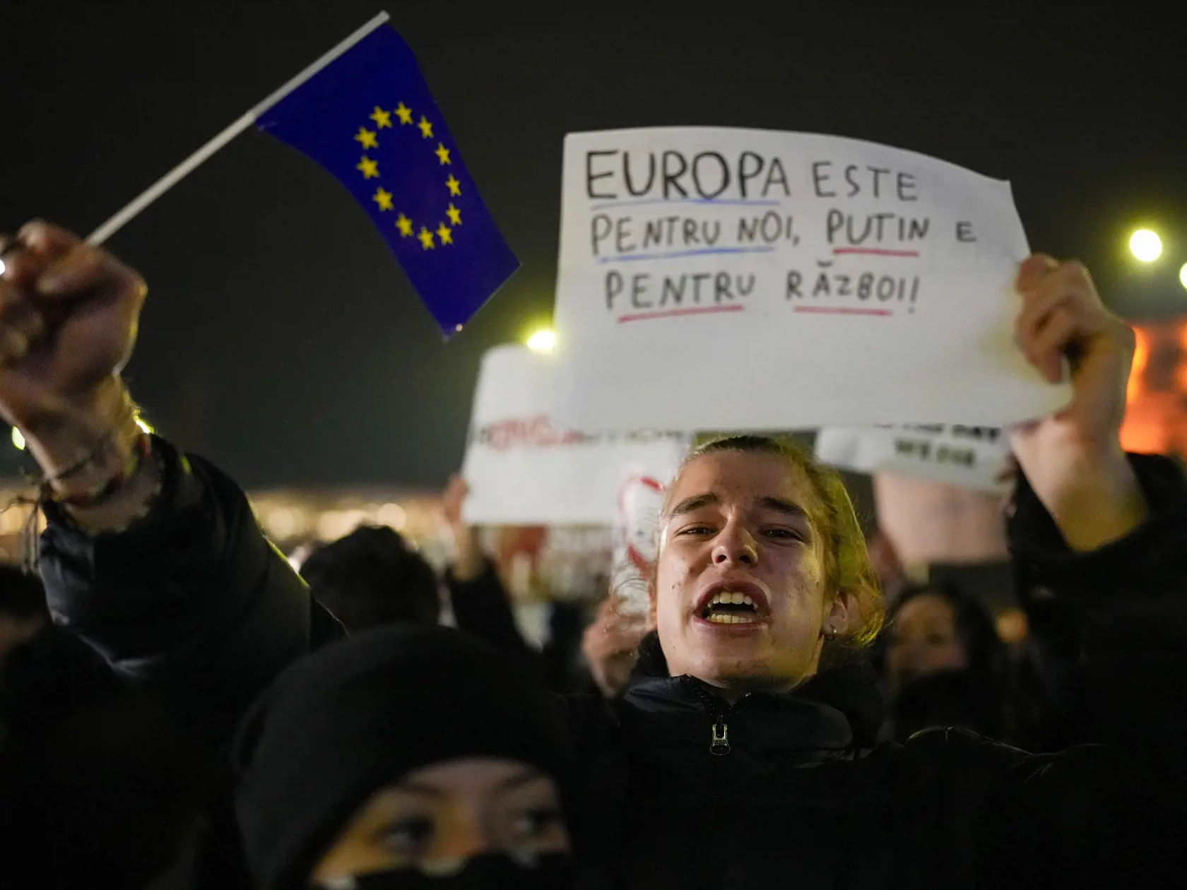 Mladí ľudia protestujú proti prekvapivému víťazstvu krajne pravicového kandidáta v prvom kole prezidentských volieb v Bukurešti v stredu 27. decembra 2024. V druhom kole prezidentských volieb budú proti sebe stáť krajne pravicový obdivovateľ Ruska Calin Georgescu, ktorý v prvom kole prekvapujúco vyradil premiéra Marcela Ciolaca, a centristka Elena Lasconiová. O prezidentovi Rumunska sa rozhodne 8. decembra.