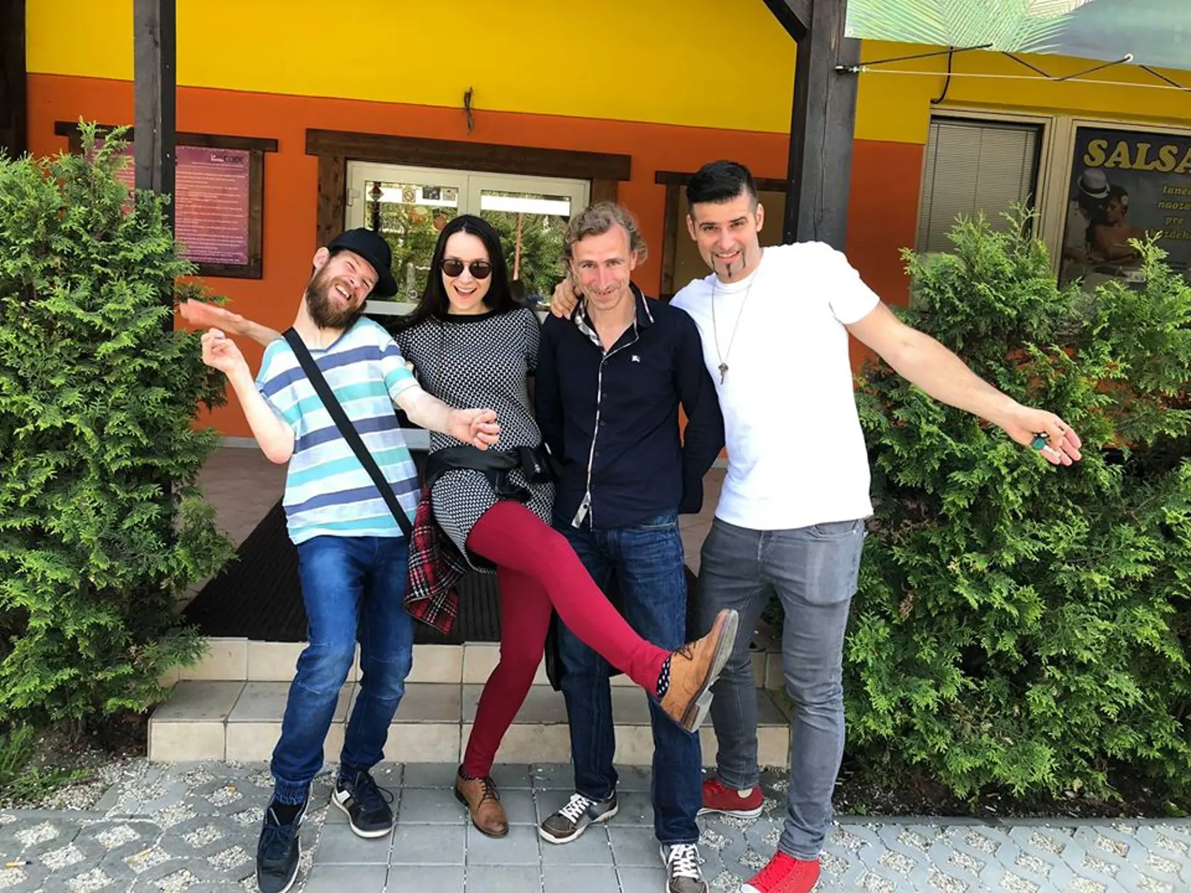 Viola (druhá z ľavej strany) sa po vstupe do cirkvi zmenila.