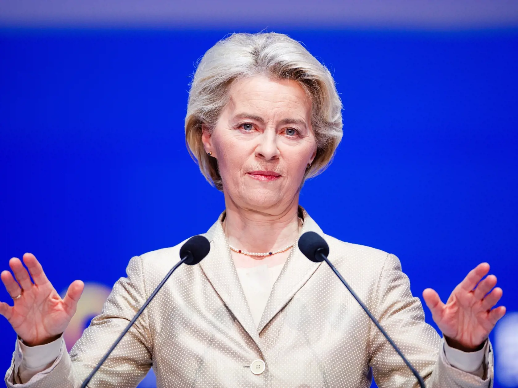 Politológ: Ursula von der Leyenová je dobrá v hasení problémov, ktoré sama zapálila