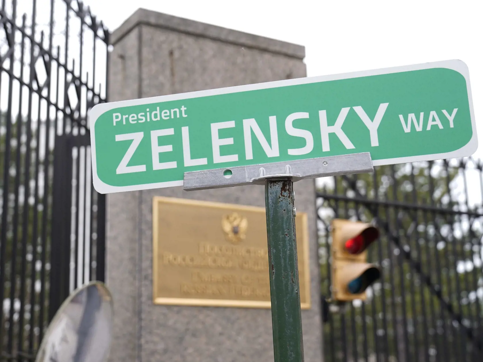Tabuľa s nápisom "Cesta prezidenta Zelenského", ktorá sa nachádza pred ruským veľvyslanectvom vo Washingtone v pondelok 7. marca 2022.