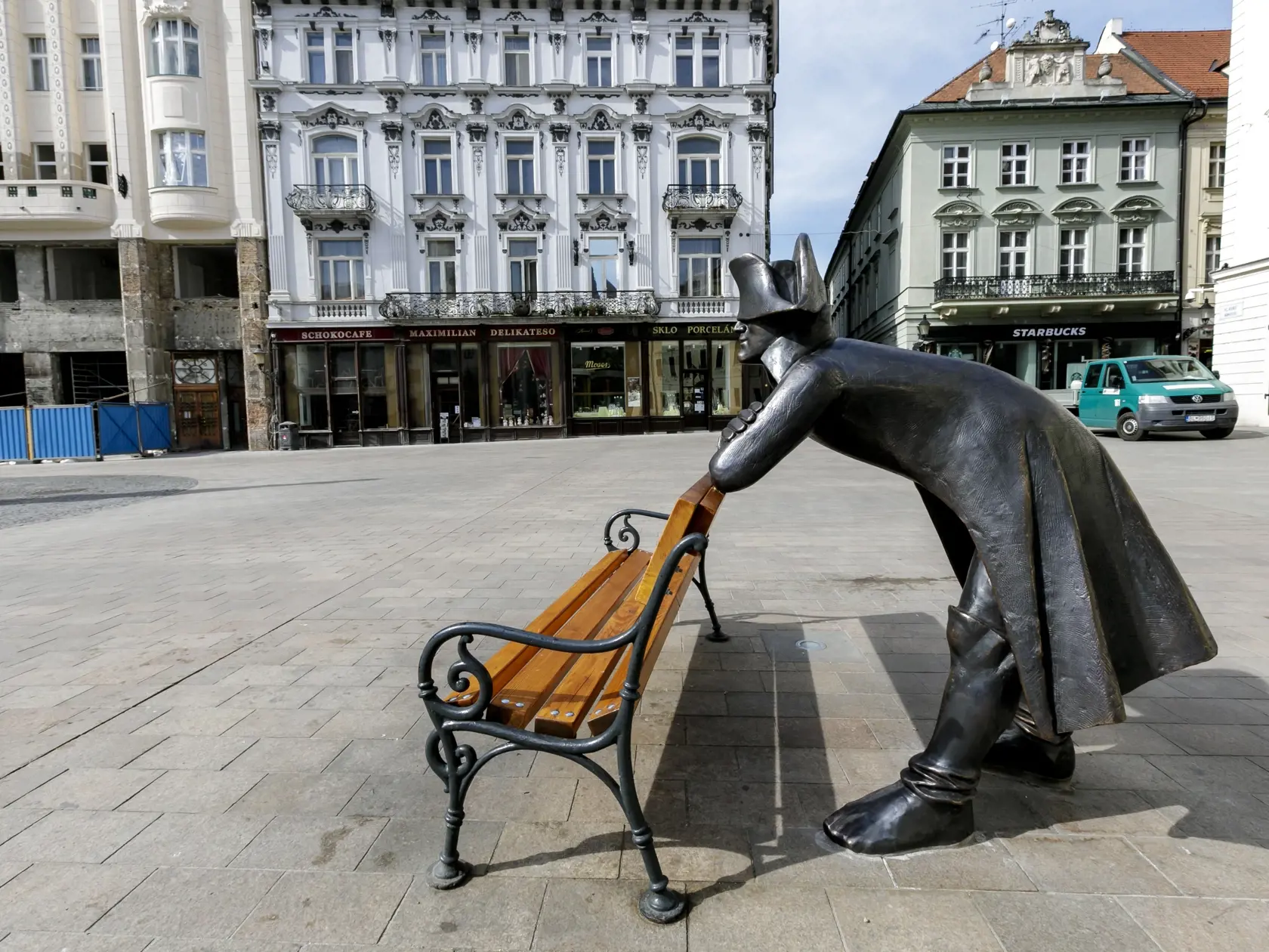 Na snímke socha napoleonského vojaka od Juraja Meliša, ktorú po roku a deviatich mesiacoch vrátili na bratislavské Hlavné námestie. Sochu na námestí inštalovali 26. júla 1997 v rámci akcie Korzo Party na počesť otvorenia zrevitalizovanej pešej zóny. V septembri 2018 ju poškodili a odvtedy bola v renovácii. V Bratislave 8. mája 2020. FOTO TASR - Dano Veselský