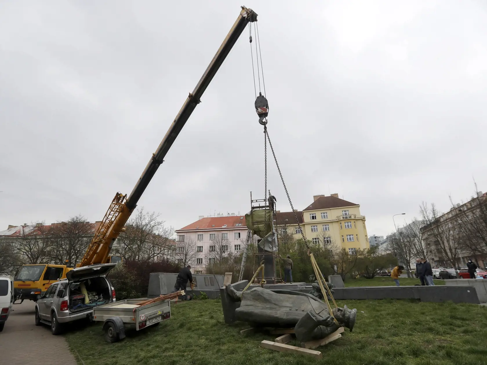 WA 27 Praha - Demontáž sochy maršala Ivana Koneva, ku ktorej pristúpila radnica Prahy 6 v piatok 3. apríla 2020. Maršal Konev viedol jednotky Červenej armády, ktoré oslobodili Prahu a veľké časti Československa od nacistickej okupácie v roku 1945. Bronzovú sochu maršala Koneva v nadživotnej veľkosti, ktorú odhalili v Prahe v roku 1980, keď bola krajina okupovaná sovietskou armádou, bola zdrojom kontroverzie. FOTO TASR/AP 

A worker covers the statue of a Soviet World War II commander Marshall Iv