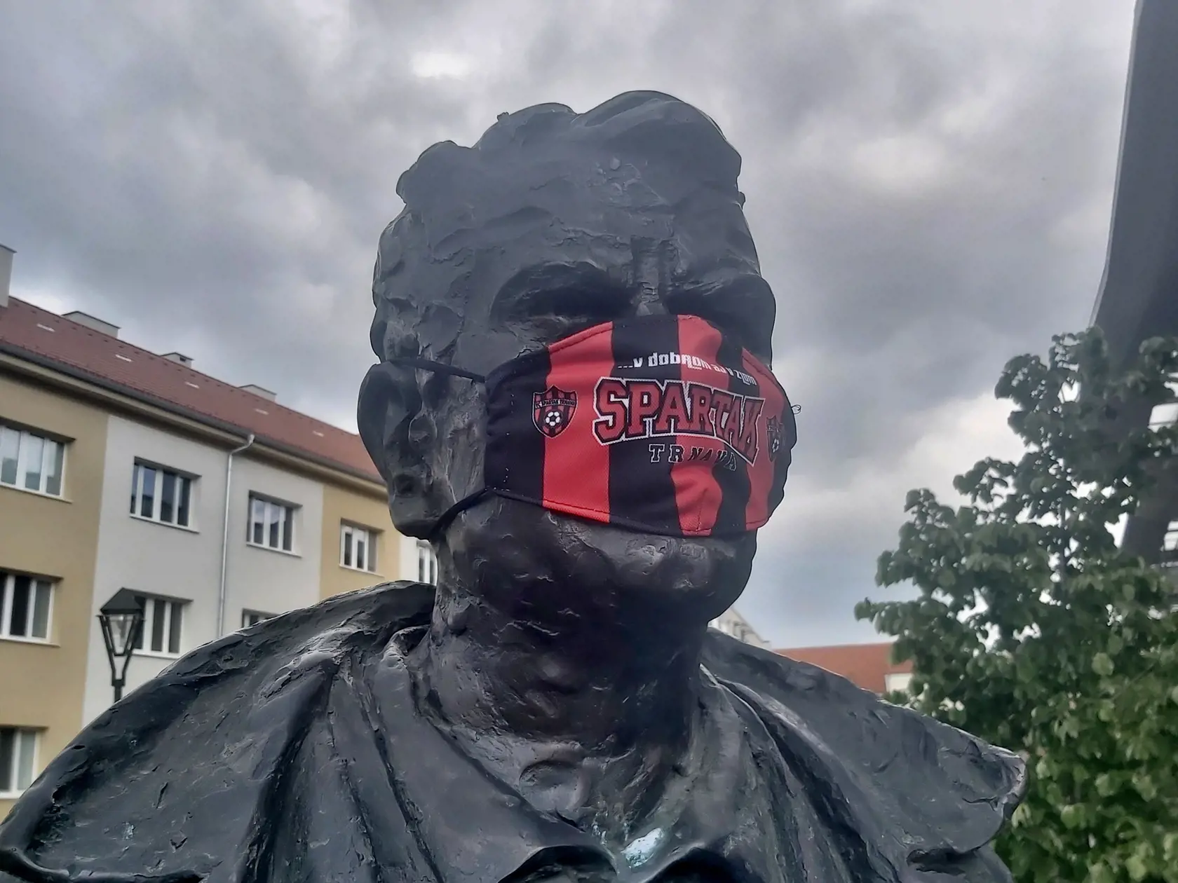Na snímke socha bývalého futbalistu a trénera Antona Malatinského s ochranným rúškom pred štadiónom, ktorý je po ňom pomenovaný, v Trnave v stredu 6. mája 2020. FOTO TASR - Lukáš Grinaj