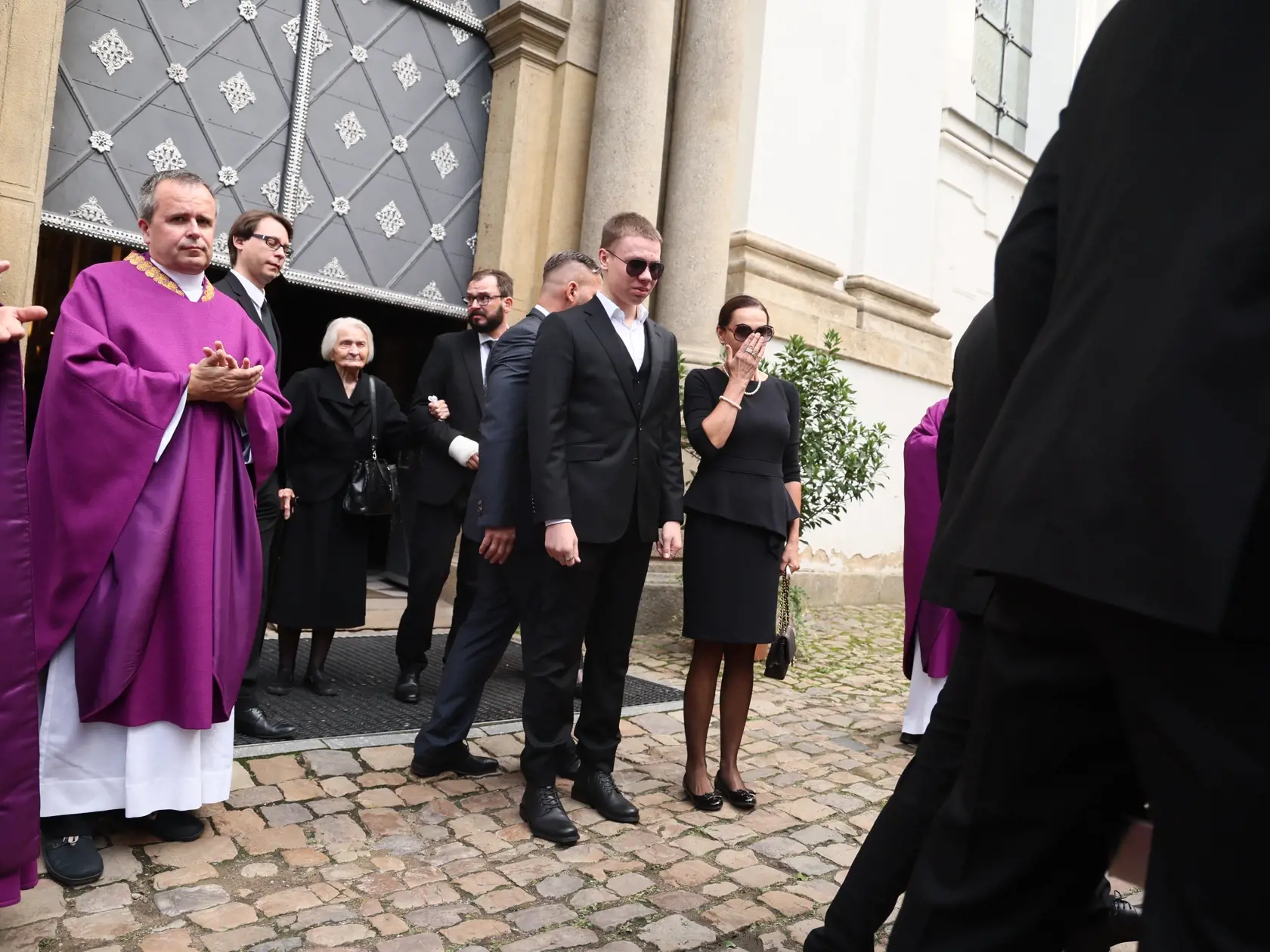 Pohľad na užialenú vdovu Miluše so synom Benjaminom trhá srdce.