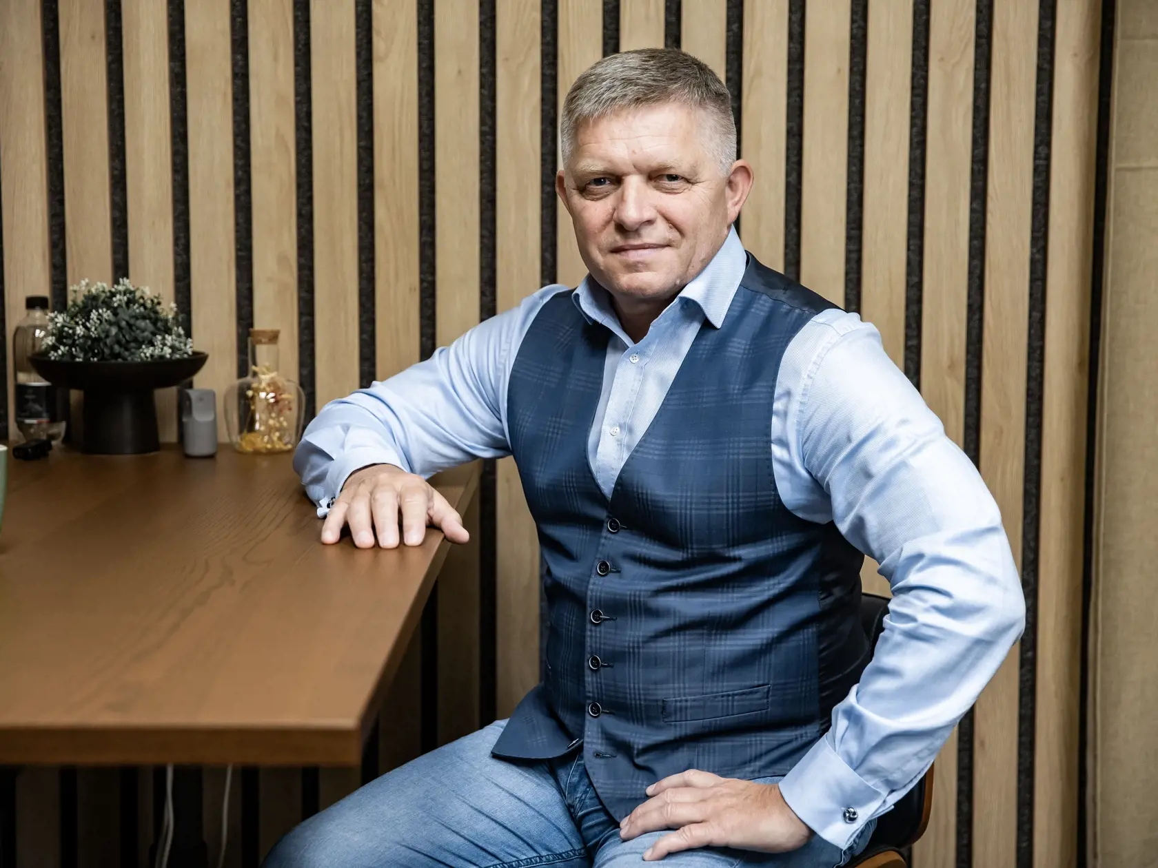 Líder strany SMER SD Robert Fico. V minulosti bol dosť neotesaný, ale už sa naučil taktu, diplomacii a kultúrnosti prejavu.