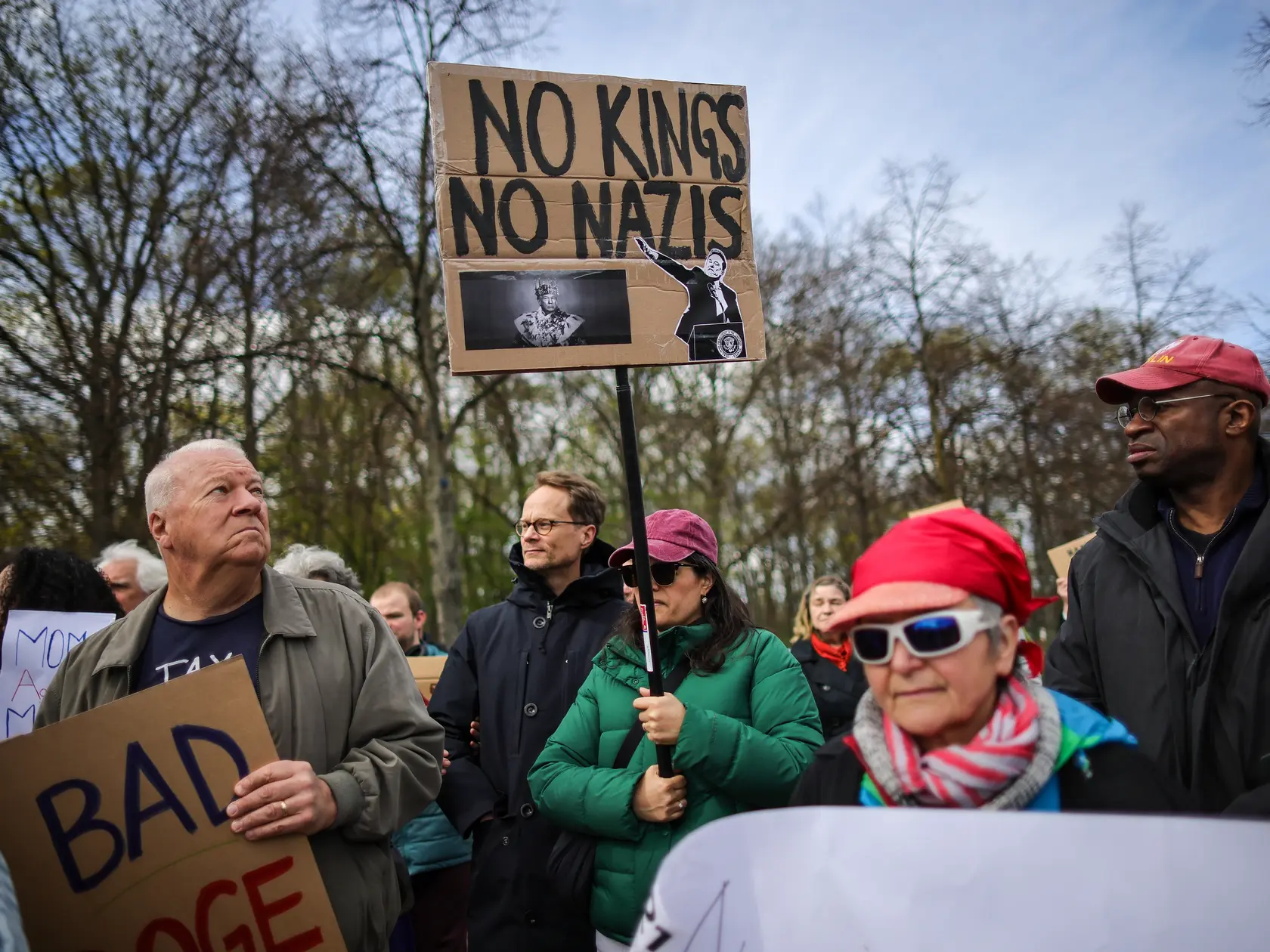  Stovky ľudí demonštrovali v sobotu v európskych mestách proti americkému prezidentovi Donaldovi Trumpovi a jeho poradcovi Elonovi Muskovi. Reagovali tak na opatrenia americkej vlády, týkajúce sa medzi iným aj zavedenia ciel, píše TASR podľa správ agentúr DPA a Reuters.