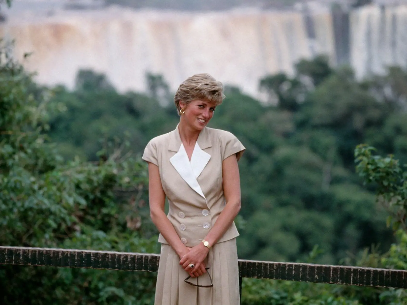 Diana pri vodopádoch Iguacu v Brazílii v roku 1991.