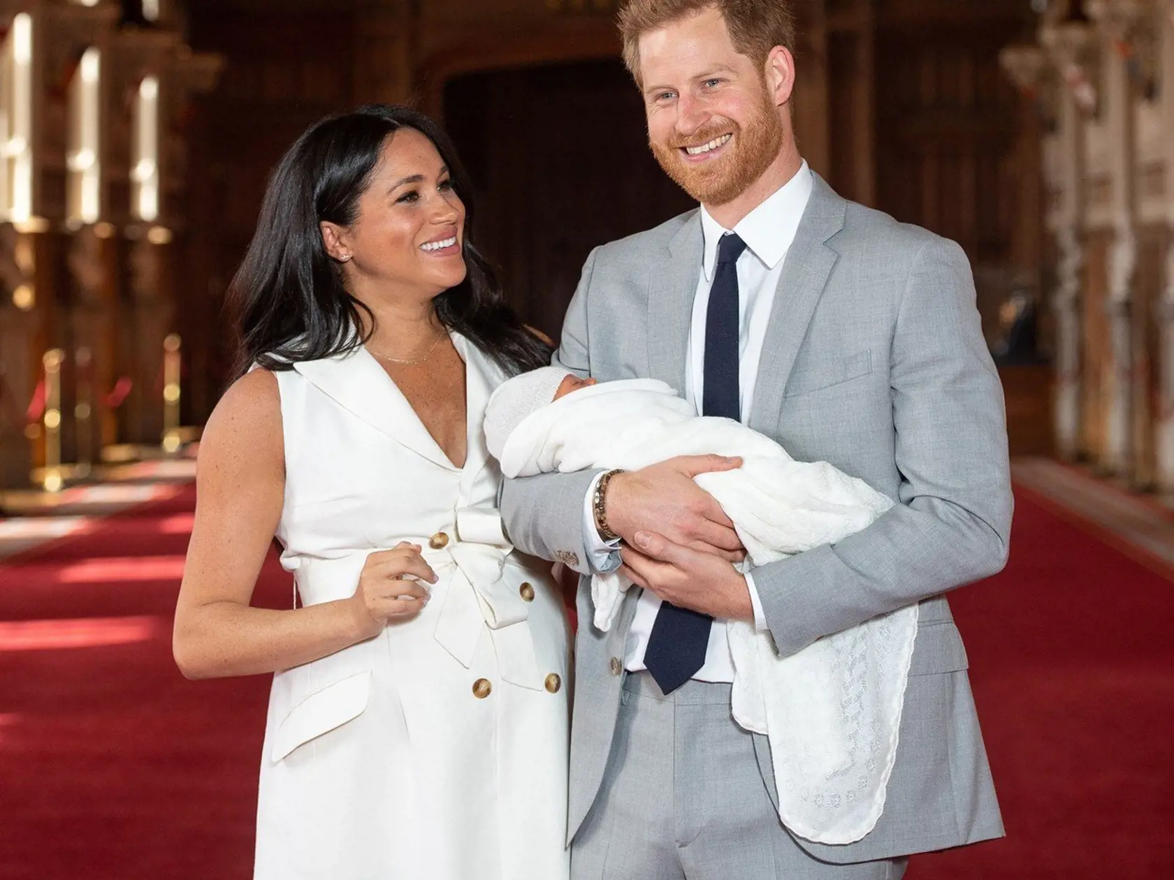 Zatiaľ čo Diana a Kate držali svoje deti v náručí samy, Meghan zverila syna manželovi.