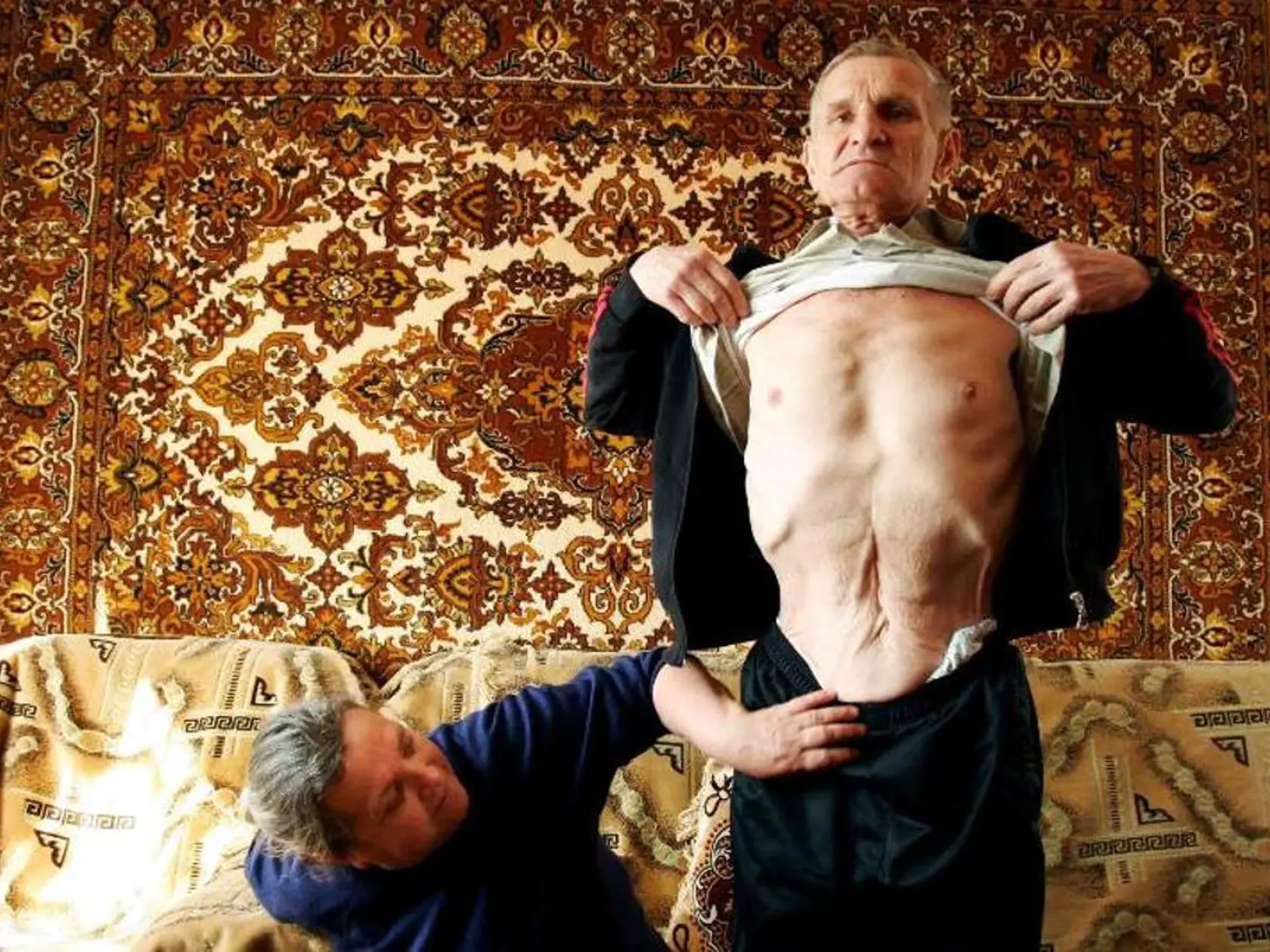 Viktor podstúpil operáciu hrubého čreva, ktoré mu napadla rakovina. Jeho žena teraz ochorela tiež.