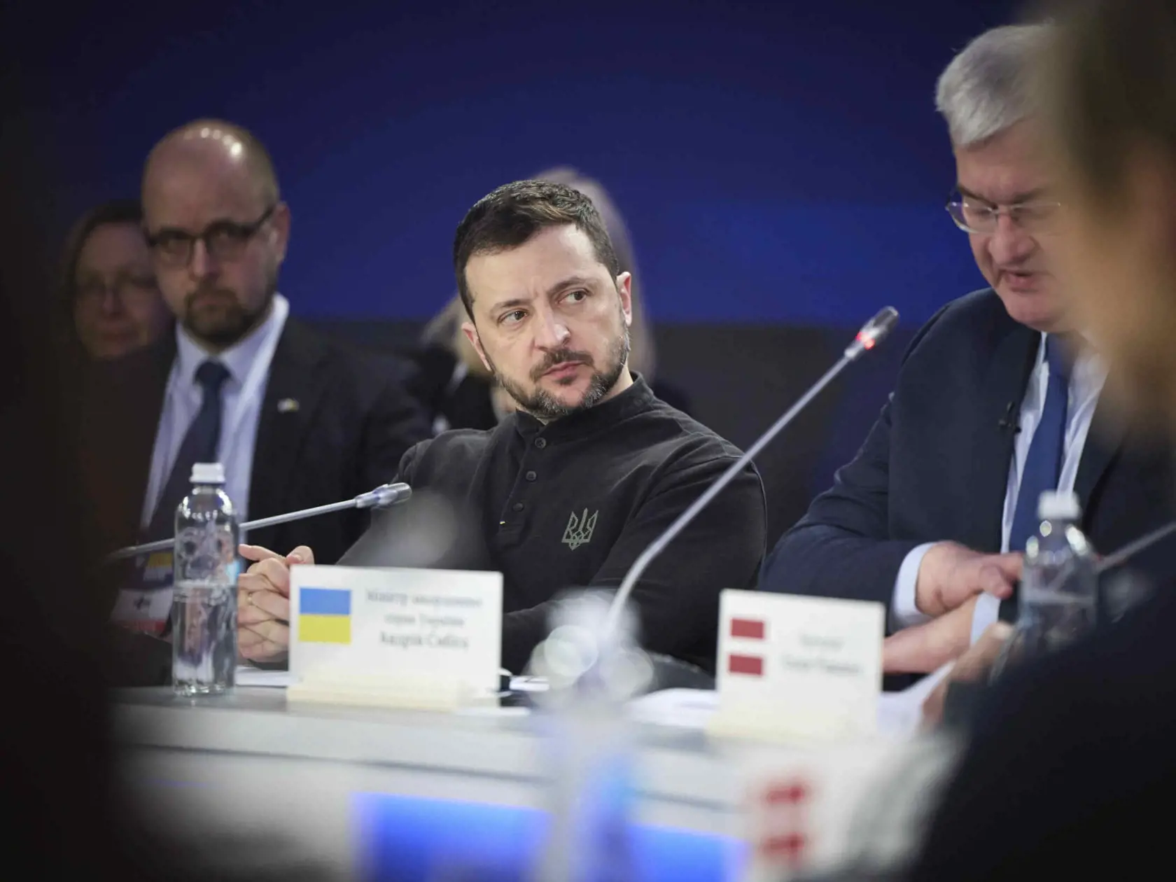 AZ32 Kyjev - Na snímke ukrajinský prezident Volodymyr Zelenskyj (uprostred) počas summitu pri príležitosti tretieho výročia vpádu ruskej armády na Ukrajinu v Kyjeve 24. februára 2025. Pred troma rokmi vpadla ruská armáda na Ukrajinu. Cieľom tzv. špeciálnej operácie je jej "denacifikácia" a "demilitarizácia". FOTO TASR/AP 

In this photo provided by the Ukrainian Presidential Press Office, Ukraine's President Volodymyr Zelenskyy attends the Support Ukraine summit in Kyiv, Ukraine, Monday, Feb. 24, 2025. (Ukrainian Presidential Press Office via AP)